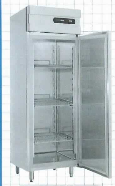 Gewerbekühlschrank KU 710 CNS ,
- aus einem Standgerät (Abmessung H x B x T: 201 x 74 x 83 cm) mit selbstschließender
  Tür mit Griffleiste, Magnetdichtungsrahmen und Schloss, drei Tragerosten, Innenbeleucht-
  ung, elektronischer Steuerung mit Digitalanzeige, automatischer Abtauung, Kompressor-
  kühlkreislauf und einem Nutzinhalt von 700 l (Abbildung siehe Anlage),
- zum Kühlen von Lebensmitteln, zur Verwendung in Gewerbebetrieben.

"Kühlschrank, andere Möbel zur Aufbewahrung und Auslage von Waren als von Codenummer
 8418 1020 10 bis 8418 4080 99 erfasst, kein Schaukühlmöbel, mit teilfluorierten Kohlenwasserstoffen
 (HFKW) vorbefüllt - Gewerbekühlschrank"