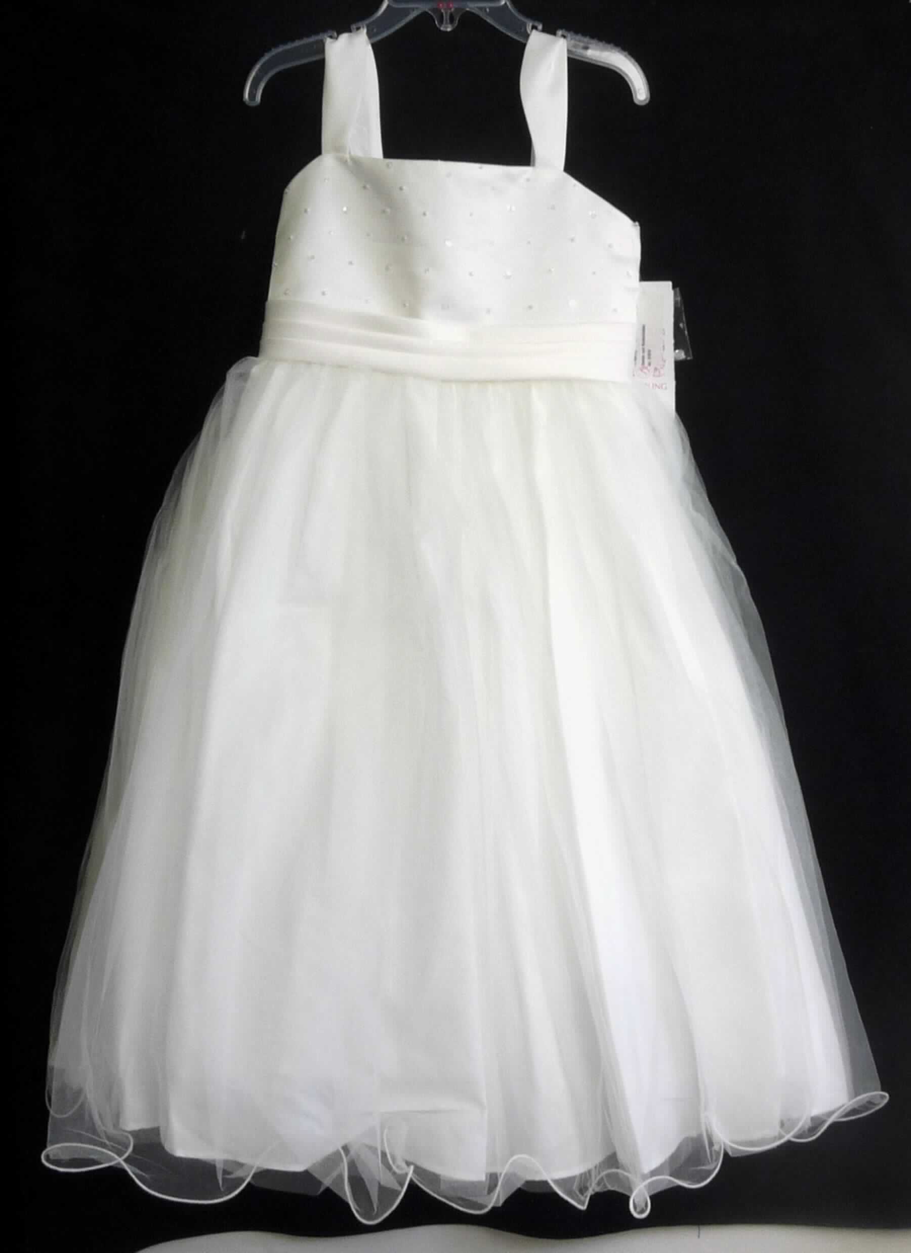 Kleid, sog. Kinderkleid, Art. 91916 ivory, in Kindergröße, Foto siehe Anlage,
- auf einem Kleiderbügel aufgehängt,
- aus verschiedenen bis zu 0,2 mm dicken, einfarbigen Geweben sowie aus verschiedenen bis zu 0,3 mm dicken, 
  durchbrochen gearbeiteten Gewirken; alle Flächenerzeugnisse aus laut Antrag synthetischen Chemiefasern,
- etwa bis zu den Knöcheln reichend (Rückenlänge: ca. 82 cm), 
- mit ca. 4 cm breiten Schulterträgern,
- im doppellagig gearbeiteten Brust- und Rückenbereich aus mit Perlen und Pailletten bestickten Geweben;
  unterhalb der Brust mit einem umlaufenden, in Falten gelegten "Band" aus Geweben verziert,
- im Rückenbereich mit einer teilweisen Öffnung mit Reißverschluss,
- von der Taille abwärts mehrlagig gearbeitet:
-- mit einer Außen- und einer Zwischenlage aus Gewirken,
-- mit einer Zwischenlage aus Geweben,
-- mit einer Innenlage aus Geweben, im unteren Bereich mit einem aufgenähten Zuschnitt aus Gewirken,
- an den unteren Rändern gesäumt bzw. lediglich geschnitten, 
- kann aufgrund der Länge ohne ein weiteres den Unterkörper bedeckendes Kleidungsstück getragen werden,
- im Hinblick auf den Umfang und das äußere Erscheinungsbild sind die Gewirke und Gewebe gleichermaßen
  vorherrschend, somit verleiht keines der Flächenerzeugnisse dem Kleid den wesentlichen Charakter, die 
  Ware ist daher der von beiden gleichermaßen in Betracht kommenden Positionen (6104/6204) der in der 
  Nomenklatur zuletzt genannten zuzuweisen.

"Kleid, aus Geweben, für Mädchen, aus synthetischen Chemiefasern"