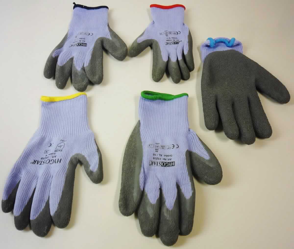 Fingerhandschuh, sog. Kälteschutz-Strickhandschuh THERMO GRIP, in den Größen S/7, M, L/9, XL/10 und 
XXL/11, Foto siehe Anlage,
- als Fünffingerhandschuh gearbeitet,
- aus einseitig (Innenseite) gerauten, buntgewirkten Gewirken aus Spinnstoffen,
- nachträglich mit Ausnahme des größten Teils der Stulpe, des Handrückens und Teilen der Fingerrückseiten
  einseitig (Außenseite) im Tauchverfahren mit Kautschuk (laut Antrag: Latex; keine Zellstruktur erkennbar) 
  überzogen,
- im Bereich des Handrückens bedruckt,
- mit einer elastischen Stulpe,
- am unteren Rand durch eine kontrastfarbene Überwendlichnaht gesäumt.

"Fingerhandschuh, aus Gewirken, mit Kautschuk überzogen"