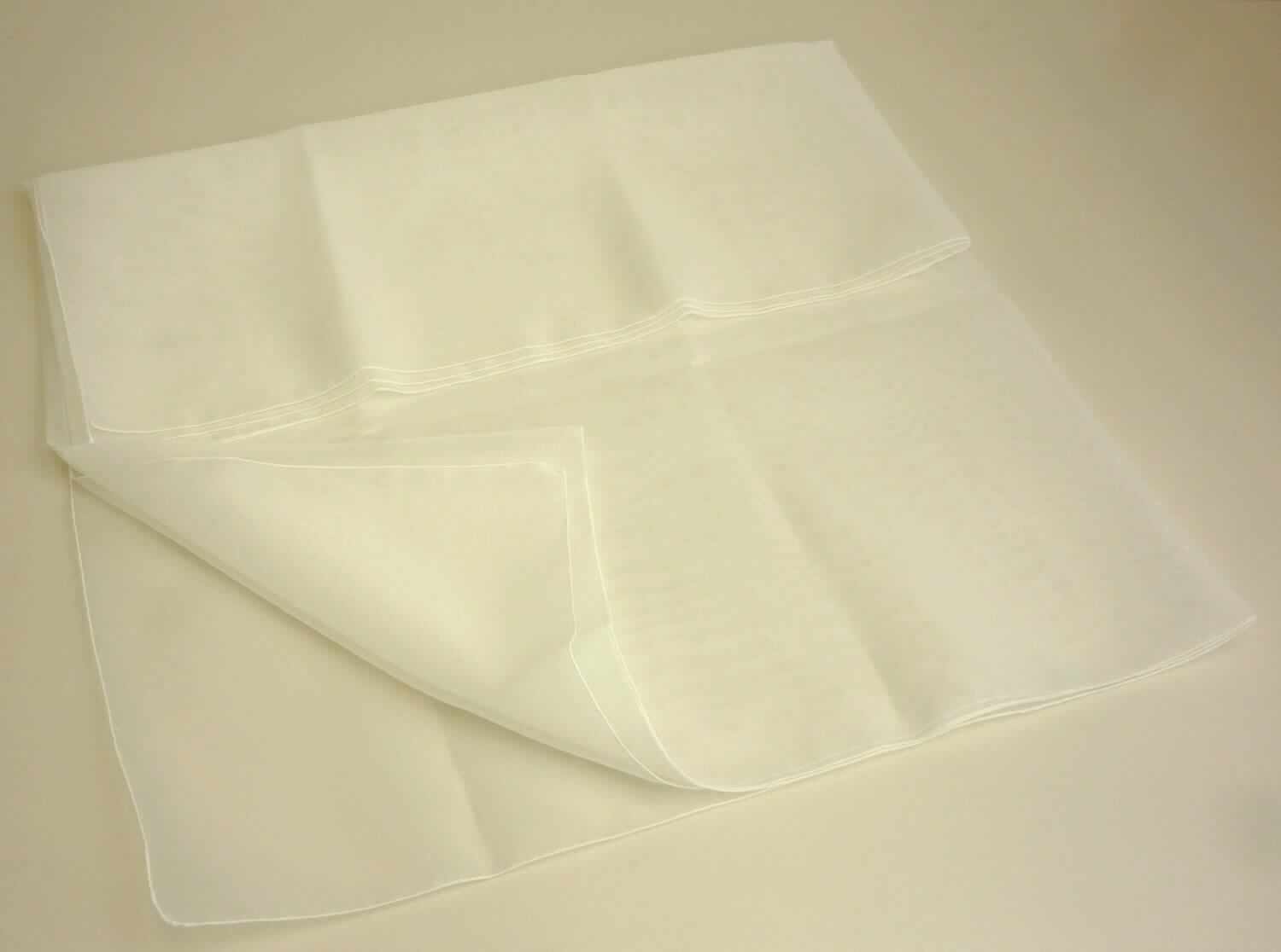 Umschlagtuch, sog. Organza Stola, Art. 2236 ivory, Foto siehe Anlage,
- aus ca. 0,1 mm dicken, einfarbigen, durchscheinenden Geweben aus laut Antrag synthetischen Chemiefasern,
- rechteckig, in den Abmessungen von ca. 210 cm x 75 cm,
- an allen Rändern durch Überwendlichnähte gesäumt (somit konfektioniert),
- ohne Hinweise auf Handarbeit.

"Umschlagtuch, aus Geweben, aus synthetischen Chemiefasern, nicht handgearbeitet"