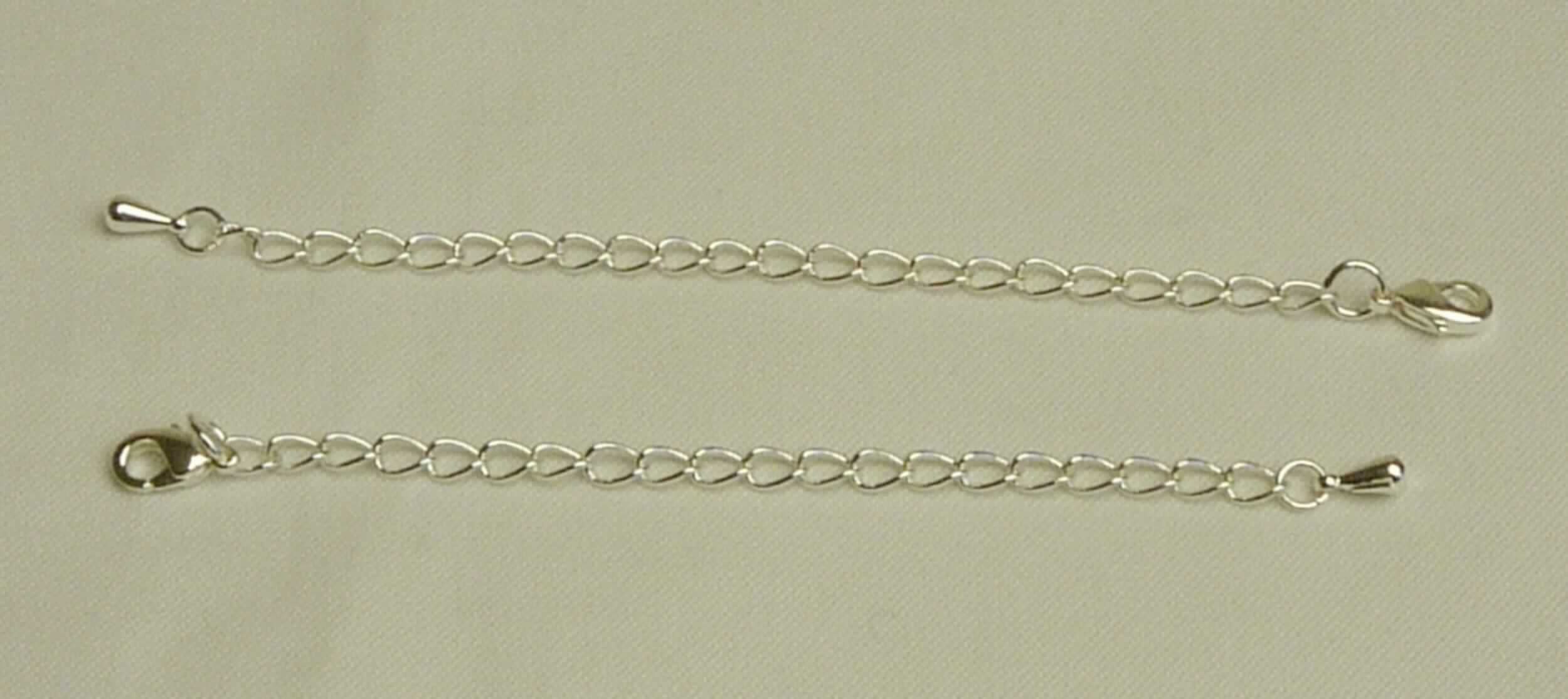 Es handelt sich um etwa 7,5 cm lange Gliederketten aus einer Kupfer-Zinn-Legierung (Bronze), die an einem Ende mit einem Verschluss in Form eines Karabinerhakens und am anderen Ende mit einem tropfenförmigen Element versehen sind. Die Erzeugnisse werden zur Verlängerung von Halsketten und Armbändern verwendet.
- lt. Antragstellerangaben-

Die Erzeugnisse sind in einer klarsichtigen Kunststofftüte verpackt.

Abbildung siehe Anlage.

Derartige Erzeugnisse gehören als "andere Waren (Ketten und Teile davon) aus Kupfer" zum TARIC-Code 7419 1000 90.