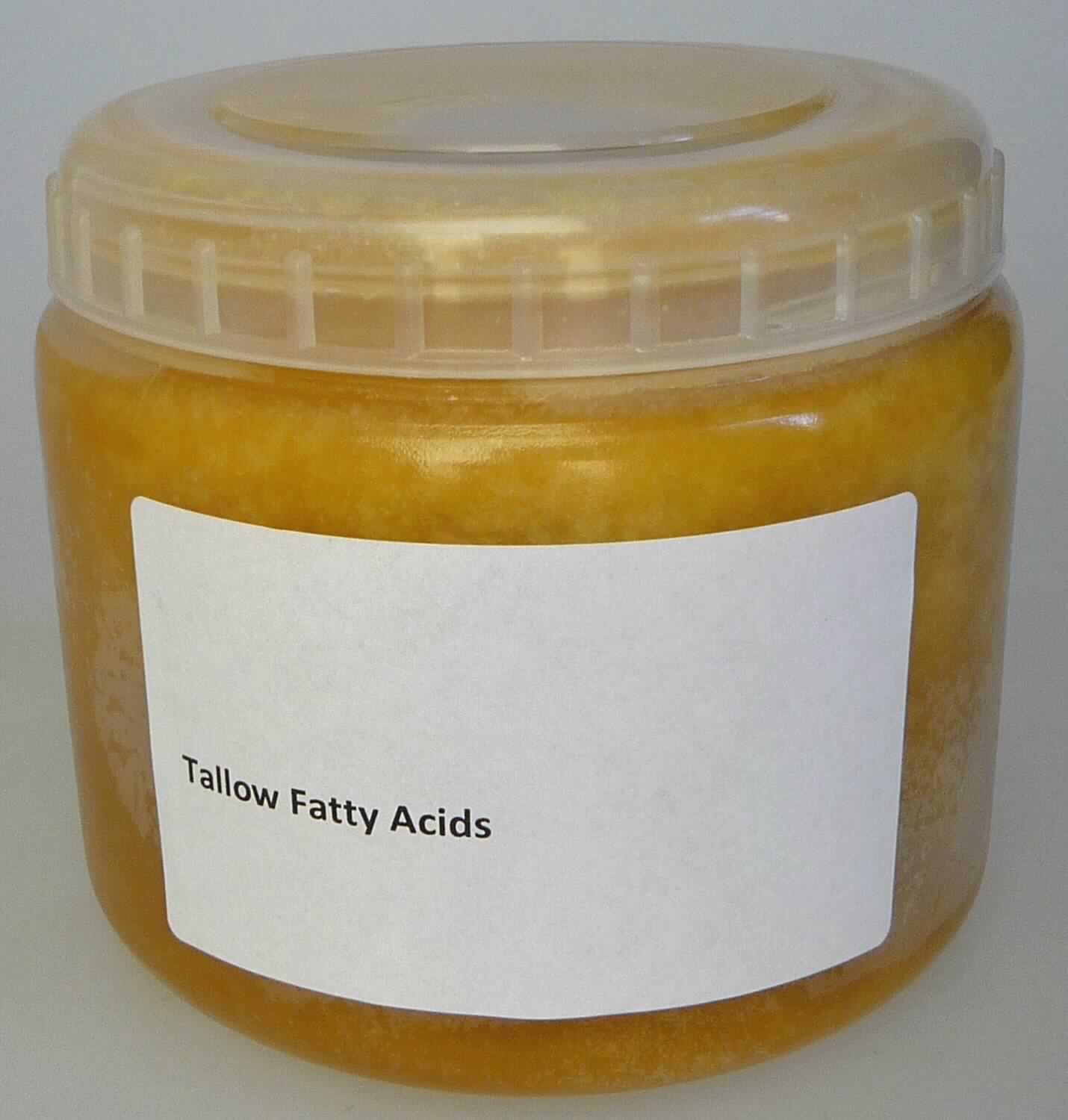 Angaben des Antragstellers:
Talgfettsäuren (Tallow fatty acids), Schmelzpunkt 42 / 44 °C

Herstellungsverfahren: 
Die Fettsäuren stammen aus dem Raffinationsprozess von lebenmitteltauglichem Talg. Der Raffinationsprozess wird durch einen Vakuumdestillationsprozess durchgeführt.

Verwendungszweck: Oleochemie / erneuerbare Energien
Aufmachung: Lose im ISO-Tank Container / Tankwagen

Feststellung anhand einer Warenprobe:
Okerfarbene Paste mit chrakteristischem Geruch.

Befund:
- Technische einbasische Fettsäuren; saure Öle aus der Raffination; -- andere; --- Destillationsfettsäuren; ---- andere; ----- andere.