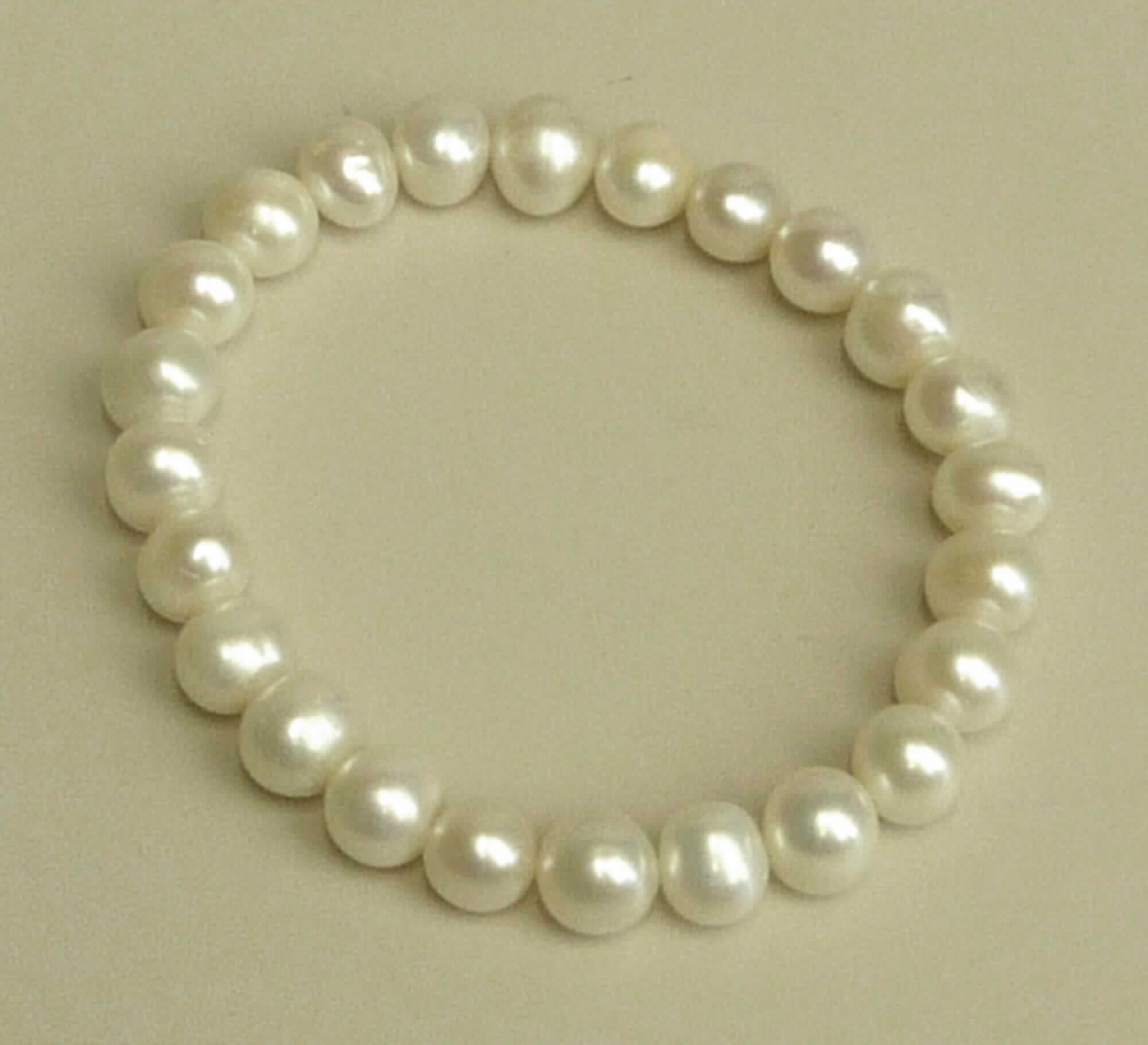 Es handelt sich um geschlossene Armbänder aus Zuchtperlen, die auf ein elastisches Monofil aufgefädelt sind.
- Antragstellerangaben -

Die Waren sind in einem Kunststoffbeutel verpackt.

Abbildung siehe Anlage.

Derartige Erzeugnisse gehören als "Waren aus Zuchtperlen" zum TARIC-Code 7116 1000.