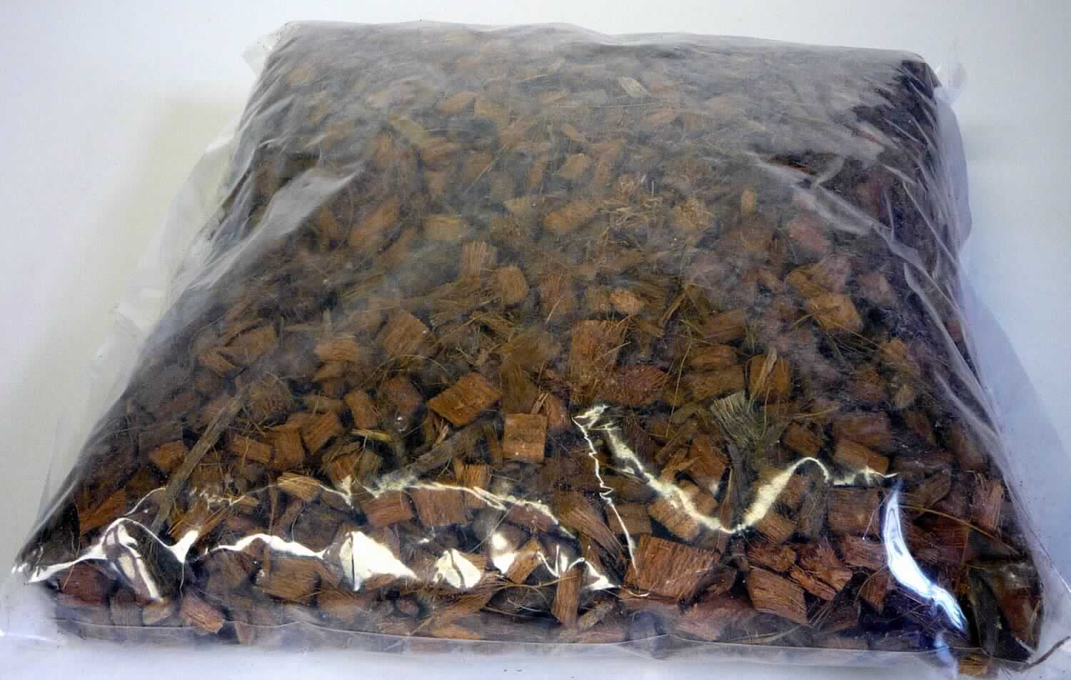 Nach den Angaben der Antragstellerin und dem vorgelegten Warenmuster handelt es sich um Hackschnitzel der äußeren Kokosnussfruchthülle, durchsetzt mit kurzen, haarähnlichen Faserabschnitten (keine textilen Fasern).
Die nicht aufgedüngten Hackschnitzel sind lose in einem Polybeutel (Inhalt 10 l) verpackt und werden als so genannter Bodengrund für/in Terrarien verwendet.

Zolltarifrechtlich handelt es sich um pflanzliche Erzeugnisse, anderweit weder genannt noch inbegriffen, andere als in den Codenummern 1404 2000 00 0 bis 1404 9000 10 0 genannt.