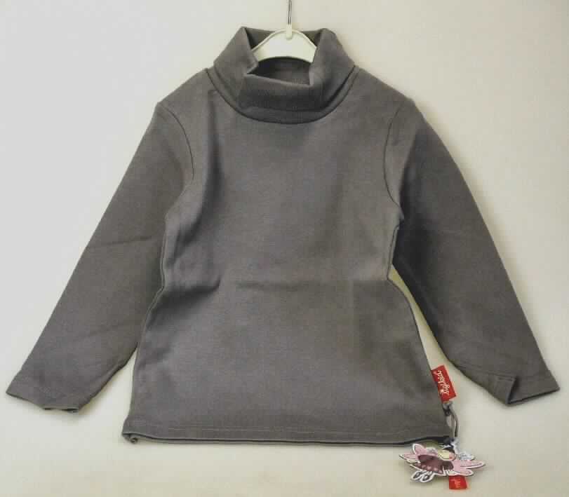 Unterziehpulli, sog. Rollkragen-Shirt, Artikel 127216, Größe 92, Foto siehe Anlage,
- gemeinsam mit einem Deko-Anhänger in einem Polybeutel für den Einzelverkauf aufgemacht; der Deko-
  Anhänger ist geringwertig und im Hinblick auf die Verwendung als unbedeutend zu betrachten, er ändert
  das Wesen der Hauptware nicht und ist deshalb wie diese einzureihen,
- aus etwa 0,8 mm dicken (leichten), einfarbigen Gewirken aus laut Etikett 100% Baumwolle; mit mehr als
  zwölf Maschen je linearen Zentimeter in jeder Richtung (feinmaschig),
- annähernd bis zum Schritt reichend (Rückenlänge: etwa 38 cm),
- mit einem Rollkragen, somit kein T-Shirt der Position 6109,
- ohne Öffnung und ohne Verschluss,
- mit langen, enganliegenden Ärmeln,
- enganliegend gearbeitet (Brustumfang: etwa 55 cm),
- am unteren, geraden Rand gesäumt,
- stellt sich aufgrund der Größe 92 nicht als Kleidung für Kleinkinder der Position 6111 dar.

"Pullover (Unterziehpulli), aus Gewirken, aus Baumwolle"