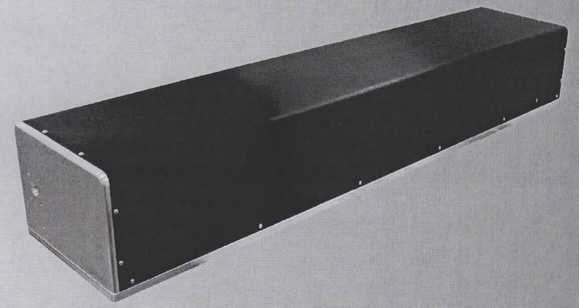 Sog. Laser Pulstar p250, im Wesentlichen bestehend aus einem hochfrequenzangeregten Kohlendioxidlaser-Kompaktgerät in einem langgestreckten, rechteckigen Gehäuse (Maße: 1252 L x 315 B x 198H, in mm; 49,5 kg ). Die durchschnittliche Ausgangsleistung beträgt >250 W, die typische Puls-Spitzen-Leistung liegt bei 800 W. Das Gerät enthält u. a. ein Radiofrequenz-System und wird mit Wasserkühlung betrieben. Der Wellenlängenbereich beträgt 10,2 -10,7 µm. Der Laser wird zur Materialbearbeitung in industriellen Schneidsystemen verwendet
Zur äußeren Form siehe Abbildung in Anlage.

Die Ware wird als "Laser, ausgenommen Laserdioden" eingereiht.