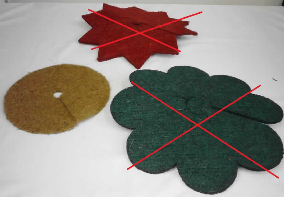 Abdeckung, Foto siehe Anlage,
- rund zugeschnitten (somit konfektioniert), mit einem Durchmesser von ca. 25 cm,
- zur Mitte hin an einer Stelle eingeschnitten und in der Mitte mit einer kreisrunden Aussparung versehen,
- lt. Untersuchungsergebnis:
-- aus Nadelfilz aus Kokosfasern,
-- einseitig dünn mit lt. Antrag Naturkautschuk bestrichen,
- wird laut Antrag im Gartenbereich als Abdeckung verwendet.

"Andere konfektionierte Ware (Abdeckung), aus Spinnstoffen, aus Filz"