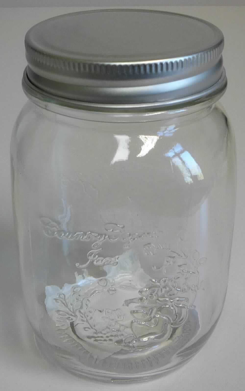 Haushaltskonservenglas, sog. Vorratsglas "Countrystyle", Art. 19723, Foto siehe Anlage, 
- annähernd zylinderförmiges Gefäß aus (laut Antrag) gewöhnlichem Glas,
- - mit einem durchgehenden Schraubgewinde am oberen, offenen Ende,
- - strukturiert mit der Aufschrift "Country Cottage Jars" und einem Motiv in Form von Zweigen mit Obst versehen,
- mit einem Deckel aus unedlem Metall,
- - innen mit einer Gummierung versehen (zur Konservierung),
- das Glas bestimmt nach dem Umfang und seiner Bedeutung in Bezug auf die Verwendung (Aufbewahrung von 
  Lebensmitteln) den wesentlichen Charakter der Ware,
- mit einer Gesamthöhe von ca. 13,5 cm und einem Durchmesser von ca. 8,5 cm,
- zur Konservierung von Lebensmitteln geeignet.

"Haushaltskonservenglas"