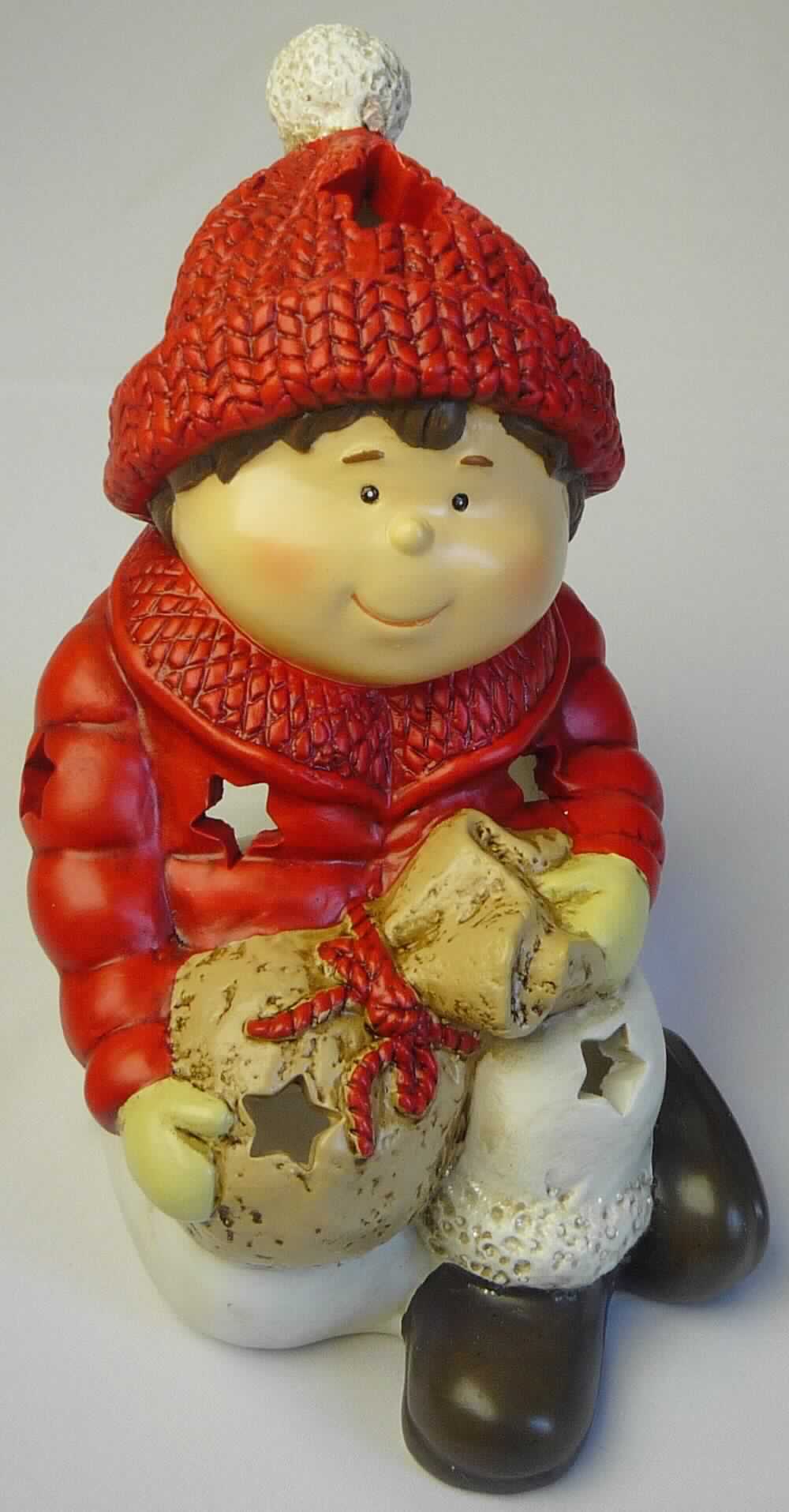 Keramischer Ziergegenstand, sog. Teelichthalter aus Porzellan "Winterkind", Foto siehe Anlage, 
- bunt bemaltes Windlicht in Form einer sitzenden Kinderfigur,
- bekleidet mit Jacke, Hose und Zipfelmütze,
- einen stilisierten Sack in den Händen haltend,
- im unteren Bereich mit sternförmigen Aussparungen versehen, 
- an der Rückseite mit einer halbrunden Öffnung zum Einstellen eines Teelichts,
- mit einer Höhe von ca. 17 cm,
- keramisches Erzeugnis, nach der Formgebung gebrannt, tonmineralhaltiges Material enthaltend, 
- nach dem Ergebnis der wissenschaftlichen Untersuchung handelt es sich weder um Porzellan noch um 
  gewöhnlichen Ton, Steinzeug, Steingut oder feine Erden, das Erzeugnis ist als andere keramische Ware 
  anzusehen,
- ohne Hinweise auf Handarbeit,
- kein nicht elektrischer Beleuchtungskörper der Position 9405, da die Ware nicht der Erhellung der Umgebung 
  dient, sondern lediglich die Zierwirkung der Ware durch ein brennendes Teelicht erhöht wird.

"Keramischer Ziergegenstand, aus anderer Keramik als Porzellan, gewöhnlicher Ton, Steingut oder feinen Erden, 
 nicht handgearbeitet"