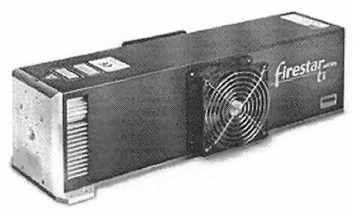 Sog. Firestar-ti 80 W CO2-Laser, im Wesentlichen bestehend aus einem Kohlendioxidlaser-Kompaktgerät mit einem Gewicht von 11,9 kg in einem quaderförmigen Kunststoffgehäuse (Maße 544 mm x 104 mm x 150 mm). Die Ausgangsleistung beträgt 80 W. Die Kühlung erfolgt mittels Wasser. Der Wellenlängenbereich beträgt 10,57 - 10,63 µm.
Der Laser wird für Schneid- und Gravursysteme verwendet.
Zur äußeren Form siehe Abbildung in der Anlage (aber ohne Gebläse). 

Die Ware wird als "Laser, ausgenommen Laserdioden" eingereiht
