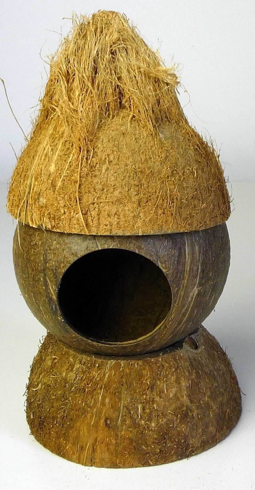 Bei der Ware "Vogelhaus aus Kokosnuss" handelt es sich um ein aus den Schalen von zwei Koksnüssen (ohne Fruchtfleisch) handgefertigtes Erzeugnis in Form eines Vogelhäuschens. 
In den aus einer Kokosnuss bestehenden Grundkörper ist eine kreisrunde Aussparung als Einflug für Vögel eingearbeitet. Die Schalen zweier Kokosnusshälften dienen als Dach (mit Fasern) des Grundkörpers bzw. als Standfuß.  
Der Durchmesser der Ware beträgt ca. 11,5 cm.

Das Erzeugnis ist als "Ware aus pflanzlichen Schnitzstoffen, handgearbeitet" einzureihen.