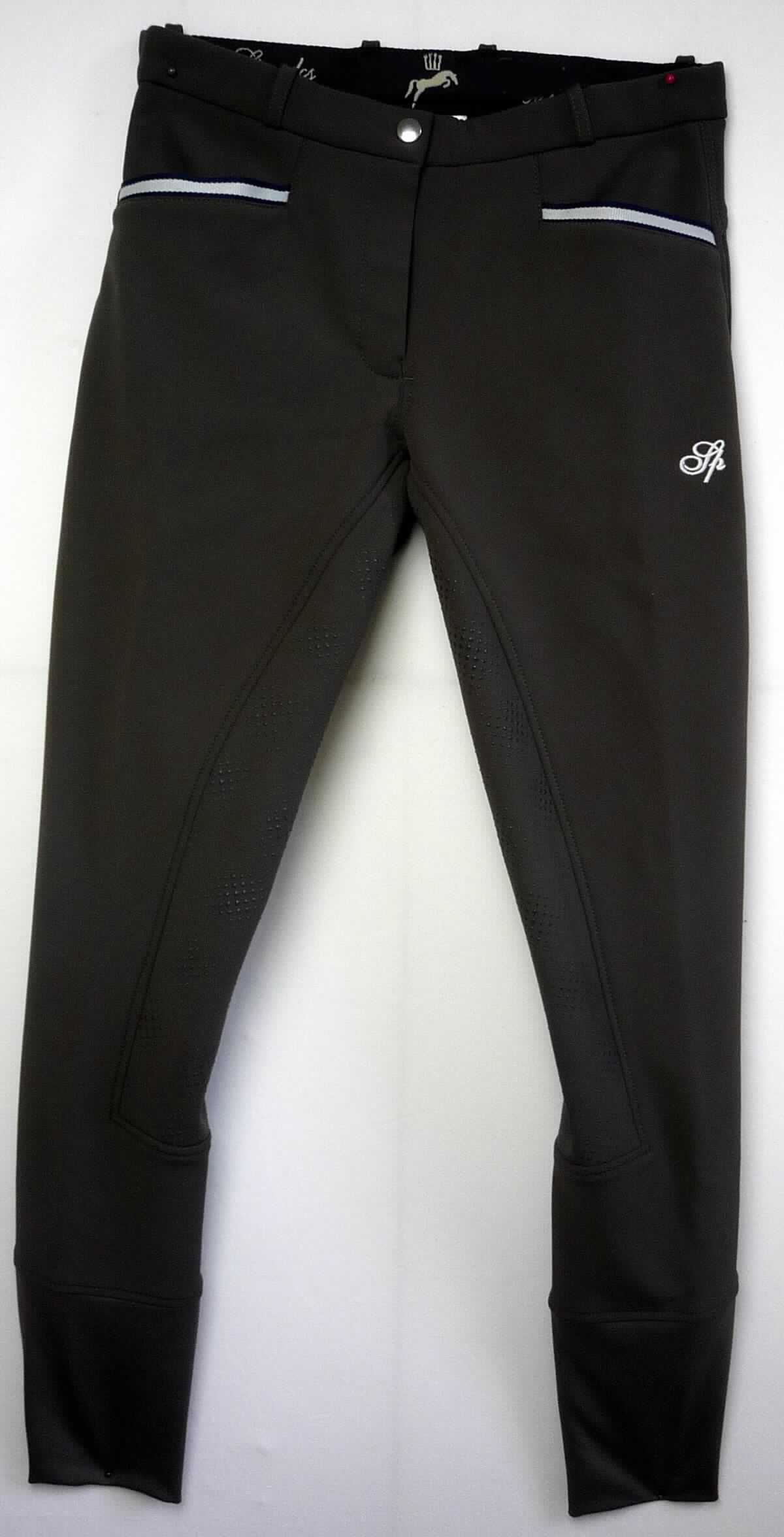Lange Hose, sog. Reithose mit Vollbesatz, Größe S, Foto siehe Anlage,
- aus ca. 1,5 mm dicken, zweilagigen Flächenerzeugnissen, mit einer Außenseite aus einfarbigen Geweben aus laut
  Antrag 25 % Baumwolle, 70 % Polyester und 5 % Elasthan (beides synthetische Chemiefasern) und 
  einer Innenseite aus einfarbigen, einseitig (auf der Innenseite) gerauten Gewirken, 
- in der Taille abschließend; mit einem angesetzten, elastischen Taillenbund mit Gürtelschlaufen,
- vorn mit einer kurzen Öffnung mit Reißverschluss und Patte mit Hakenverschluss im Bund von rechts über links
  (Frauenkleidung),
- vorn mit zwei eingesetzten Eingriffstaschen, hinten mit zwei Gesäßtaschenattrappen, 
- im Bereich des Gesäßes und im Innenbereich der Beine mit Noppen bedruckt,
- mit knöchellangen Hosenbeinen,
- mit kontrastfarbener Paspelierung und aufgestickten Firmenlogos verziert,
- an den Beinabschlüssen mit etwa 16 cm langen, doppelt gearbeiteten Bündchen aus Gewirken,
- keine Arbeits- und Berufskleidung,
- im Hinblick auf den Umfang überwiegen die Gewirke, im Hinblick auf das äußere Erscheinungsbild überwiegen
  die Gewebe, hinsichtlich der Verwendung sind die Gewirke und die Gewebe als gleichbedeutend zu betrachten; 
  somit verleiht keiner der beiden Stoffe der Ware ihren wesentlichen Charakter und sie ist der von den gleicher-
  maßen in Betracht kommenden Positionen (6104 / 6204) in der Nomenklatur zuletzt genannten zuzuweisen.

"Lange Hose, aus Geweben, für Frauen, aus synthetischen Chemiefasern, keine Arbeits- 
 und Berufskleidung, nicht nach dem Batik-Verfahren handbedruckt"
