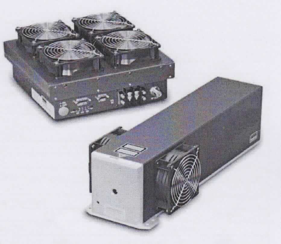 Sog. Laser Firestar t100, im Wesentlichen bestehend aus einem Kohlendioxidlasergerät in einem langgestreckten, rechteckigen Gehäuse (Maße: 528 L x 117 B x 150 H, in mm; 10 kg ) in funktioneller Einheit mit einer externen Radiofrequenz-Stromversorgungseinheit (Maße: 445 L x 358 B x 173 H, in mm; 13,6 kg ). Die Ausgangsleistung beträgt 100W. Laser und Stromversorgung arbeiten luftgekühlt und sind mit mehreren Gebläsen versehen. Der Wellenlängenbereich beträgt 10.57-10.63 µm. Das Gerät wird zur Materialbearbeitung in Schneid-, Gravur- oder Markiersystemen verwendet.
Zur äußeren Form siehe Abbildung in Anlage.

Die Ware wird als "Laser, ausgenommen Laserdioden" eingereiht.