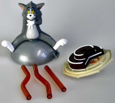 ex Drink Spinner. Mc Donald's Fun Food Tom & Jerry 2010.
Es handelt sich um zwei leicht wellenförmig geformte, ca. 10 cm lange Trinkhalme. Sie weisen einem ca. 5 mm großen Durchmesser auf. Die Trinkhalme bestehen aus rottransparentem, nicht biegsamen Kunststoff (Polyethylenterephtalat lt. Astin). 
Sie sind gemeinsam mit einem Gesellschaftsspiel (nicht Gegenstand dieser Auskunft), in dessen Kreisel sie gesteckt werden können, um diesen so als Trinkrohr für Getränke zu nutzen, in einem Kunststoffbeutel verpackt. Eine gemeinsame Einreihung des Gesellschaftsspiels mit den Trinkhalmen kommt nicht in Betracht, da die Erzeugnisse weder zur Ausübung einer speziellen Tätigkeit, noch zur Befriedigung eines gemeinsamen Bedarfs dienen.
Die Trinkhalme sind als "Rohre und Schläuche aus nicht biegsamem Kunststoff (Polyethylenterephtalat)" einzureihen.