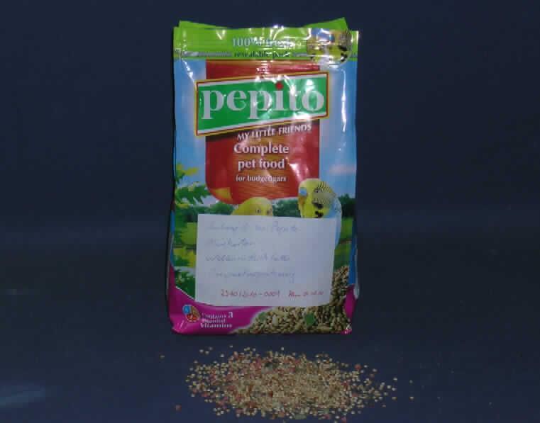 Alleinfutter für Wellensittiche.

Antragsangaben (als zutreffend unterstellt): Pepito Mixkarton Vogel 800 g. Alleinfuttermittel für Wellensittiche aus Mischkarton mit einer weiteren Sorte für Kanarienvögel. Mischung diverser Futterstoffe. Die genaue Zusammensetzung wurde vertraulich mitgeteilt.

Beschaffenheit des vorgelegten Warenmusters: augenscheinlich aus verschiedenen Körnersaaten sowie weiteren Zutaten bestehende Mischung in einem bunt bedruckten Original-Folienbeutel. Aufdruck-Text (in verschiedenen Sprachen, Auszug): "Pepito. Complete pet food for budgerigars. 800 g".

Stärke in der Ware (errechnet aus der Zusammensetzung gem. Antragsangaben): mehr als 30 GHT
Milcherzeugnisse in der Ware (gem. Antragsangaben): nicht enthalten

Es liegt eine speziell zur Vogelfütterung zusammengestellte Mischung verschiedener Futterstoffe vor.

Zubereitung von der zur Fütterung verwendeten Art, andere, mit einem Gehalt an Stärke von mehr als 30 GHT, keine Milcherzeugnisse enthaltend oder mit einem Gehalt an Milcherzeugnissen von weniger als 10 GHT.