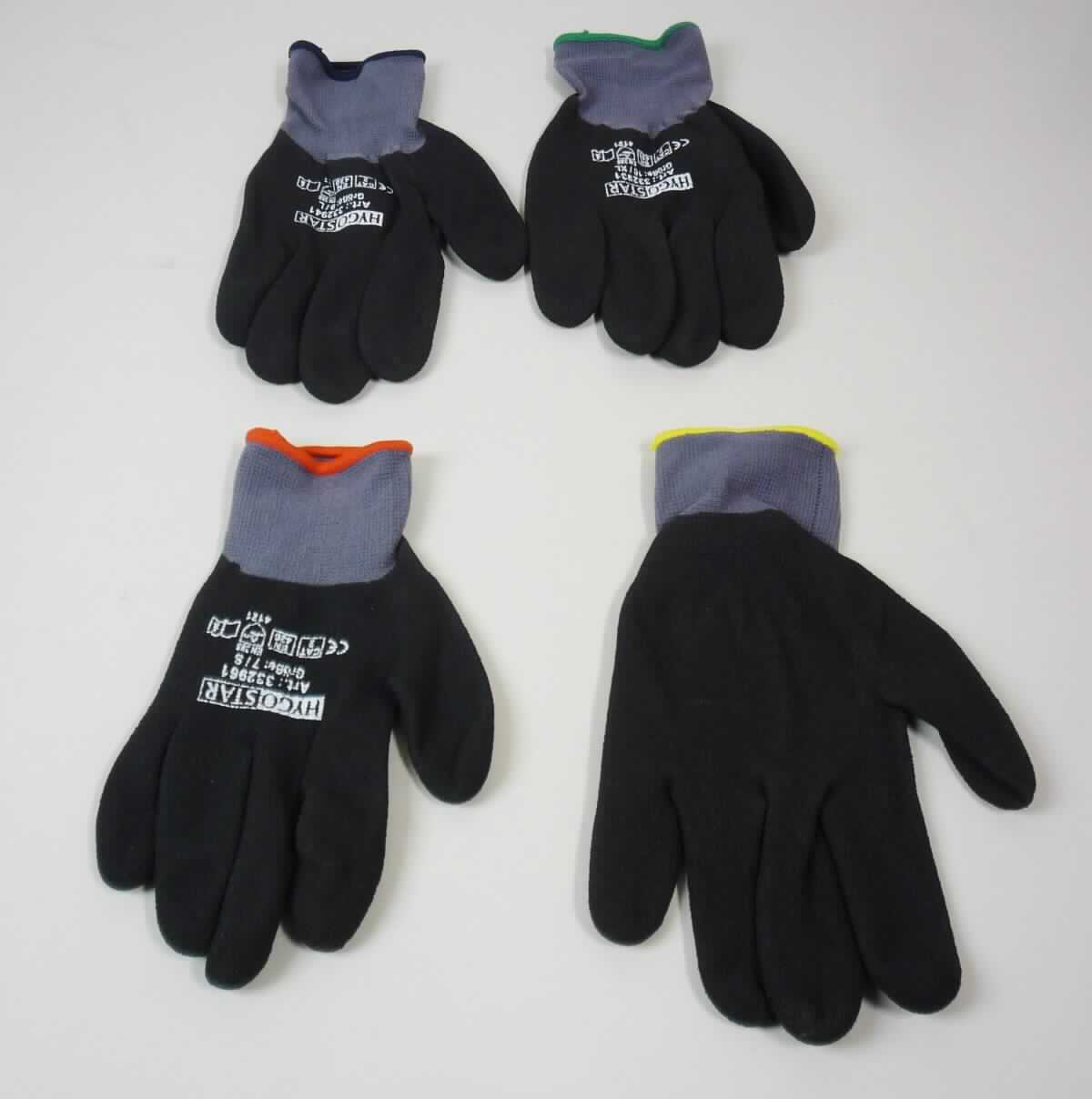 Fingerhandschuhe, sog. Stretch-Strick-Handschuh ERGO FLEX 4/4, in den Größen 7/S, 8/M, 9/L und 10/XL, 
Foto siehe Anlage,
- als Fünffingerhandschuhe gearbeitet,
- aus buntgewirkten Gewirken aus synthetische Chemiefasern,
- nachträglich mit Ausnahme eines kleinen Teils des Handrückens und großen Teilen der Stulpe, 
  einseitig (Außenseite) im Tauchverfahren mit einer Kautschuk-Kunststoff-Mischung (laut Antrag: 97 % Nitril, 
  3 % Polyurethan; keine Zellstruktur erkennbar) überzogen; insbesondere im Hinblick auf die Menge bestimmt 
  der Kautschuk gegenüber dem Kunststoff den Charakter des Überzugs,
- im Bereich des Handrückens bedruckt,
- mit einer elastischen Stulpe,
- am unteren Rand durch eine kontrastfarbene Überwendlichnaht gesäumt.

"Fingerhandschuhe, aus Gewirken, mit Kautschuk überzogen"