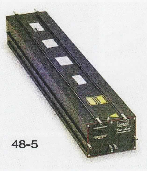 Sog. Laser 48-5W (50 Watt), im Wesentlichen bestehend aus einem hochfrequenzangeregten CO2-Laser mit einer Leistungsstärke von 50 Watt, einem Strahldurchmesser von 3,5 mm und einer typischen Wellenlänge von 10,57-10,63 µm in einem schwarzen, quaderförmigen Metallkörper (Abmessungen: 886 x 135 x 114 mm) mit farbigen Markierungen, jeweils einer rillenförmigen Einkerbung an den Seiten, einem 30 V-Gleichstromversorgungsanschluss, einem BNC-Stecker und einem DB-9-Stecker (Äußere Form: siehe Abbildung in der Anlage).
Die Ware dient zum Einbau in verschiedene Geräte, zum Beispiel Laser-Gravurgeräte und Markiersysteme.

Die Ware wird als "	Laser, ausgenommen Laserdioden" eingereiht.