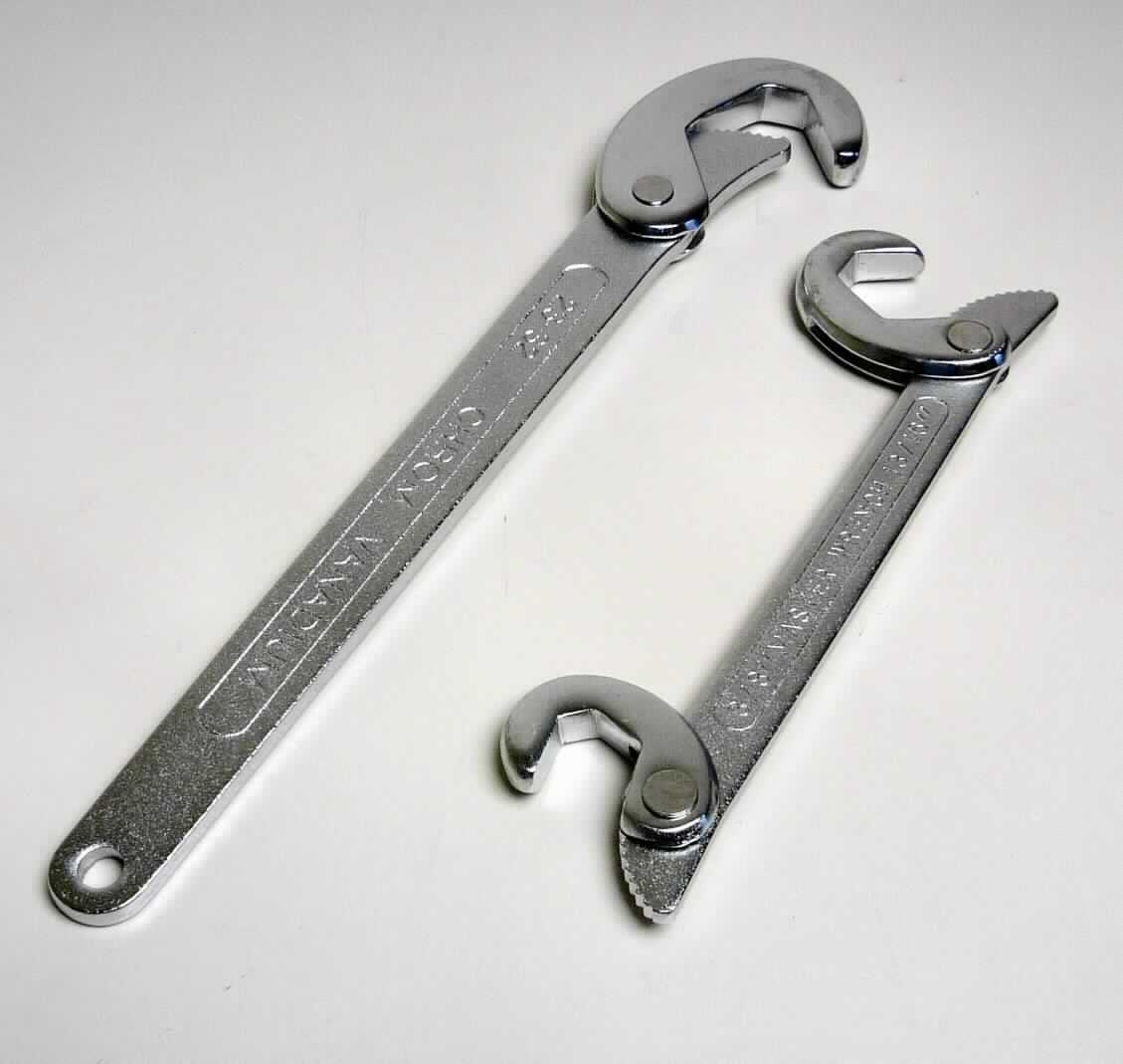 "Multi Schlüssel"

- Set, bestehend aus einem ca. 28 cm langem Werkzeug, vollständig aus 
  Chrom-Vanadium-Stahl (Antragstellerangaben)  mit einem länglichen Griffteil, am oberen 
  Ende mit Zähnen ausgestattet und einem beweglich gelagertem, spezifisch geformten 
  Kopfteil sowie einer kleineren ca. 21,5 cm langen Ausführung, an beiden Enden mit 
  Zähnen und beweglichem Abschluss versehen

- zum Lösen und Festziehen von Schrauben, Muttern, Bolzen und Flanschen; durch den
  beweglichen Teil wirkt der Schlüssel selbstklemmend und passt sich selbständig der
  Größe der Schraube, Mutter usw. an

- für Größen von 9 - 32 mm

- gemeinsam auf einer bedruckten Pappunterlage aufgeblistert

Abbildung siehe Anlage.

Derartige Erzeugnisse gehören als "von Hand zu betätigende Schrauben- und Spannschlüssel, mit verstellbarer Spannweite, mit arbeitendem Teil aus unedlem Metall" zum TARIC-Code 82041200 00.