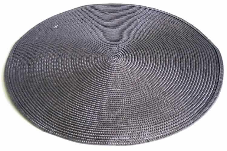 Ware zur Innenausstattung (Platzdeckchen), sog. Platzset Art. 55457, siehe Foto,
- aus 2,4 mm dicken, einfarbigen, bandförmigen Geflechten aus Streifen aus synthetischer Spinnmasse (laut 
  Antrag Polypropylen), mit einer augenscheinlichen Streifenbreite von weniger als 5 mm (damit keine Ware des 
  Kapitels 39),
- spiralförmig gelegt und zu einer runden Form zusammengenäht (damit konfektioniert), mit einem Durchmesser 
  von 38 cm, 
- wird insbesondere wegen der Art des Geflechts und der Steifheit des Materials üblicherweise nicht gewaschen 
  und kennzeichnet sich aufgrund des Verwendungszwecks und der Ausstattung als Ware zur Innenausstattung 
  (somit keine Tischwäsche der Position 6302).

"Andere Ware zur Innenausstattung (Platzdeckchen), nicht aus Gewirken oder Gestricken, aus synthetischer Spinnmasse"
