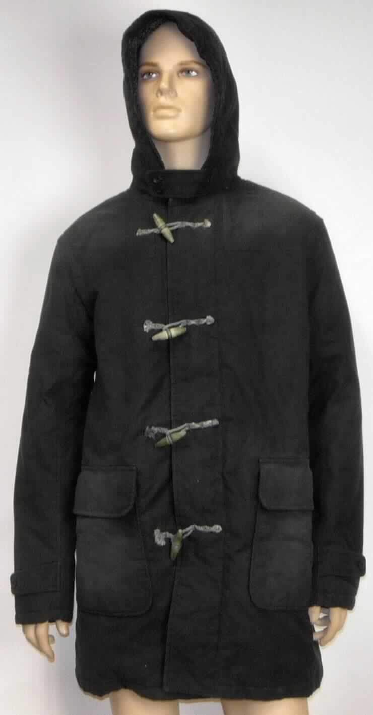 Mantel, sog. Mantel für Männer, Größe M, Foto siehe Anlage,
- aus ca. 0,8 mm dicken (leichten) Geweben aus laut Antrag 100 % Baumwolle,
- durchgehend wattiert gefüttert,
- bis über den halben Oberschenkel reichend (Rückenlänge: ca. 92 cm),
- mit einem Stückgewicht von ca. 1680 Gramm,
- mit einer angesetzten Kapuze mit Knopfriegel von links über rechts,
- vorn mit einer durchgehenden Öffnung mit Reißverschluss, verdeckt von einer Patte mit Knebelverschluss von
  links über rechts (Männerkleidung),
- mit langen Ärmeln, an den Ärmelenden mit Knopfriegeln ausgestattet,
- mit zwei aufgesetzten Taschen mit Patte und Druckknopfverschluss unterhalb der Taille,
- am unteren Rand durch Umschlagen und Festnähen gesäumt,
- wird im Allgemeinen über jeder anderen Kleidung und zum Schutz gegen das Wetter getragen, erfüllt aufgrund der 
  Länge die Voraussetzungen zur Einreihung als Mantel, somit keine Ware der Unterposition 6201 92; u. a. aufgrund 
  der leichten Gewebe kein Parka.

"Mantel, aus Geweben, für Männer, aus Baumwolle, mit einem Stückgewicht von mehr als 1 kg, kein Parka"