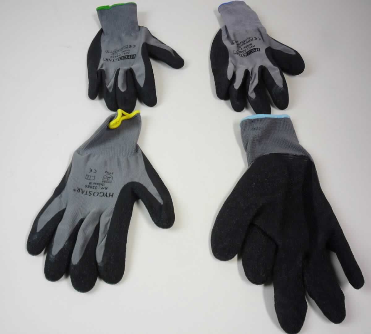 Fingerhandschuh, sog. Nylon-Feinstrickhandschuh SKILL, in den Größen M, 9/L, 10/XL und XXL, 
Foto siehe Anlage,
- als Fünffingerhandschuh gearbeitet,
- aus buntgewirkten Gewirken aus synthetischen Chemiefasern,
- nachträglich mit Ausnahme des größten Teils der Stulpe, des Handrückens und Teilen der Fingerrückseiten
  einseitig (Außenseite) im Tauchverfahren mit Kautschuk (laut Antrag: Latex; keine Zellstruktur erkennbar) 
  überzogen,
- im Bereich des Handrückens bedruckt,
- mit einer elastischen Stulpe,
- am unteren Rand durch eine kontrastfarbene Überwendlichnaht gesäumt.

"Fingerhandschuh, aus Gewirken, mit Kautschuk überzogen"
