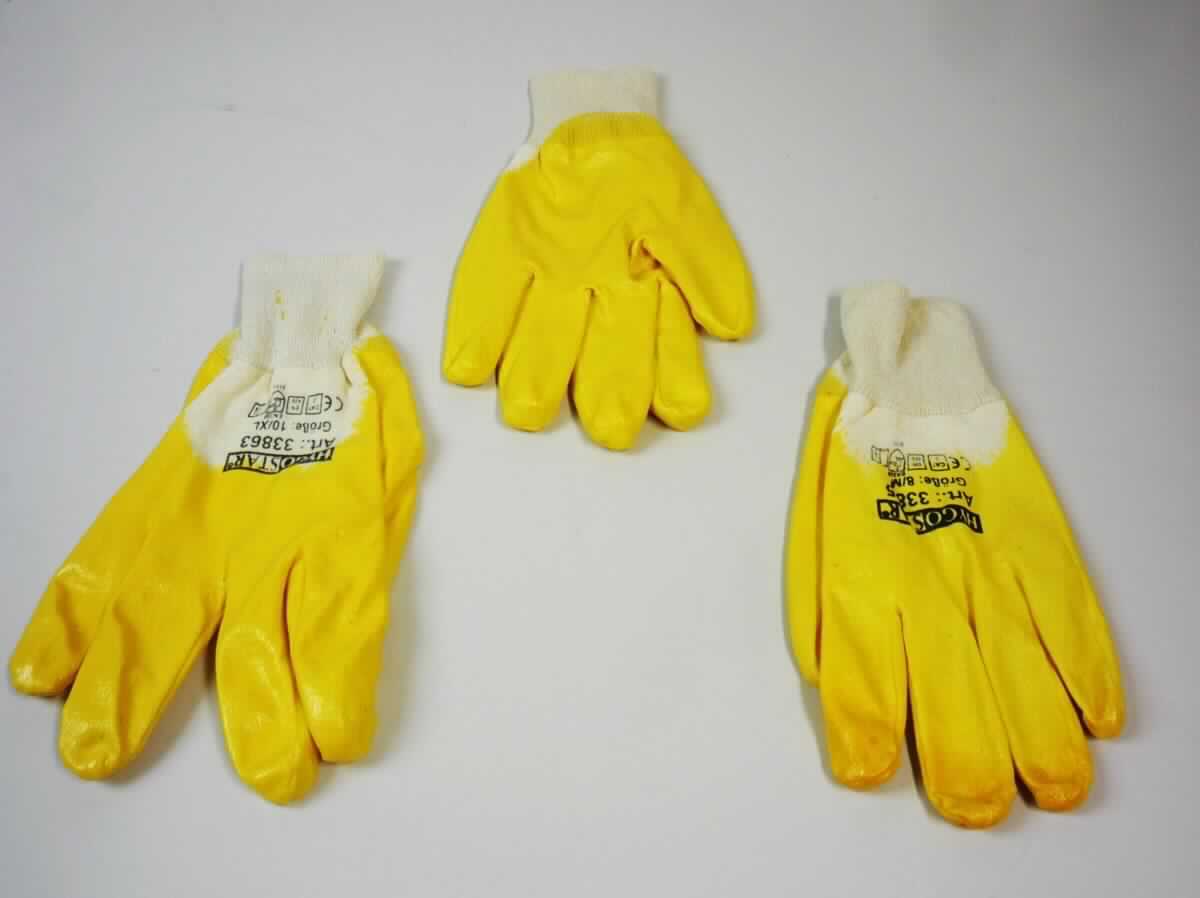 Fingerhandschuhe, sog. Nitril-Arbeitshandschuh NITRIL GRIP, in den Größen 8/M, 9/L und 10/XL, 
Foto siehe Anlage,
- als Fünffingerhandschuhe gearbeitet,
- aus einfarbigen Gewirken aus laut Antrag Baumwolle,
- nachträglich mit Ausnahme des größten Teils der Stulpe, des Handrückens und Teilen der Fingerrückseiten
  einseitig (Außenseite) im Tauchverfahren mit Kautschuk (laut Antrag: Nitril; keine Zellstruktur erkennbar) 
  überzogen,
- im Bereich des Handrückens bedruckt,
- mit einer angesetzten, doppelt gearbeiteten, gerippt gewirkten Stulpe.

"Fingerhandschuhe, aus Gewirken, mit Kautschuk überzogen"