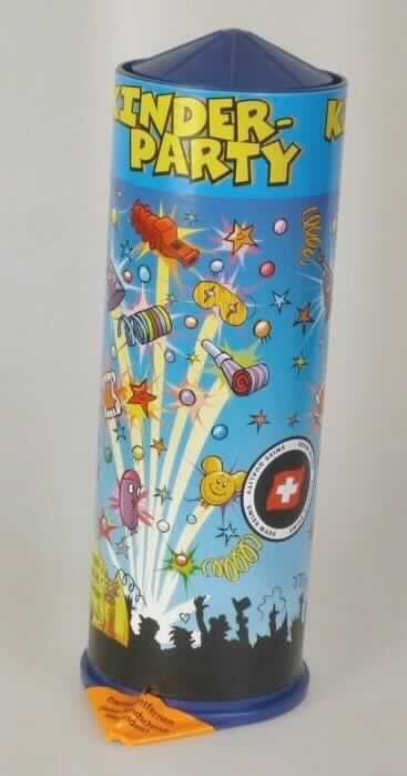 Angaben: Warenbezeichnung: Tischbombe, Art. 116552.

Feststellungen: Äußere Beschaffenheit des vorgelegten Warenmusters: Zylinderförmiges Tischfeuerwerk (Höhe: ca. 23 cm) mit buntem Etikett mit u. a. dem Aufdruck "KINDER-PARTY - TISCHFEUERWERK - Füllung: ca. 10 Partyartikel - randvoll gefüllt mit Partyartikeln! - Constri AG".

Befund: Zolltariflich handelt es sich bei der vorliegenden Ware um einen Feuerwerkskörper der Position 3604 des Zolltarifs.