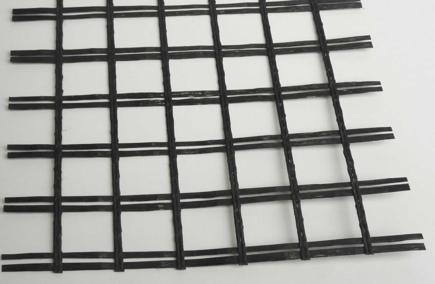 Kautschutiertes Gewebe, sog. Geogitter, Foto siehe Anlage,
- laut Antrag als Meterware auf Rollen (Breite 5 m; Länge 200 m),
- aus einem gitterartigen Kettengewirke (= Gewebe im Sinne des Kapitels 59) aus laut Antrag 100 % Polyester 
  (synthetische Chemiefasern),
- beidseitig laut Antrag mit synthetischem Kautschuk (Styrol-Butadien) getränkt,
- kein Reifencordgewebe,
- laut Antrag mit einem Quadratmetergewicht von weniger als 1500 g,
- kein Flächenerzeugnis im Sinne der Anmerkung 4 c) zu Kapitel 59 aus parallel liegenden und miteinander
  durch Kautschuk verklebten Garnen aus Spinnstoffen,
- zur Verwendung z. B. als Hangschutz und Erosionssicherung.

"Kautschutiertes Gewebe, anderes als solche der Position 5902, anderes als in der Unterposition 5906 10 
 genannte, aus Gewirken"
