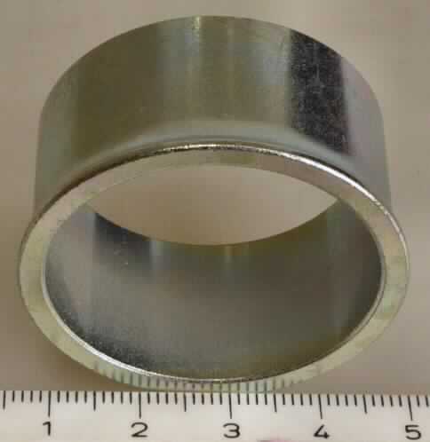 Es handelt sich um etwa 20,3 mm hohe, kreiszylindrische Hohlerzeugnisse aus gesintertem Stahl mit einem Innendurchmesser von etwa 35,14 mm und einem Außendurchmesser von etwa 38,50 mm. Die Erzeugnisse sind an einem Ende zu einem Kragen ausgearbeitet.
Die Erzeugniisse werden in einer Lüfterkupplung für LKWs eingesetzt und dienen als Abstandhalter.
-Antragstellerangaben-

Abbildung siehe Anlage.

Derartige Erzeugnisse gehören als "andere Waren aus Stahl, gesintert" zur Codenummer 7326 9096 90 0 des Elektronischen Zolltarifs.