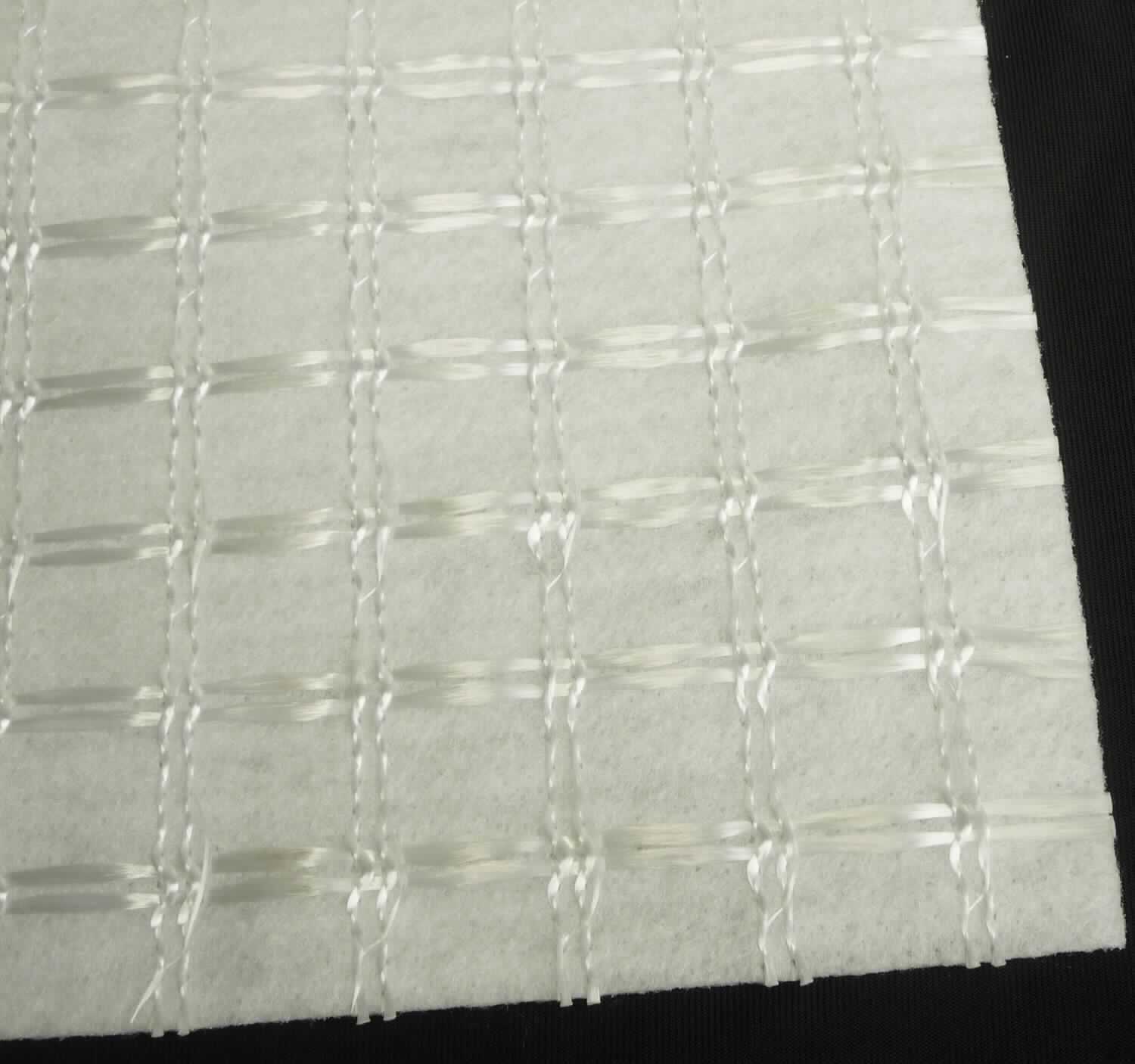 Nähgewirke, sog. Verbundstoff, Foto siehe Anlage,
- laut Antrag als Meterware auf Rollen (Breite 5 m; Länge 200 m),
- in Kettenwirktechnik hergestellt (Vliesstoff mit maschenbildenden Spinnstoffgarnen), damit keine Meterware der
  Position 5603,
- aus laut Antrag 100 % Polyester (synthetische Chemiefasern),    
- ohne Flor- oder Schlingenoberfläche,
- keine Elastomergarne oder Kautschukfäden enthaltend,
- roh,
- zur Verwendung z. B. als Trenn- oder Bewehrungslage.

"Kettengewirke, anderes als solche der Positionen 6001 bis 6004, aus synthetischen Chemiefasern, anderes
 als in der Unterposition 6005 35 genannte, roh"