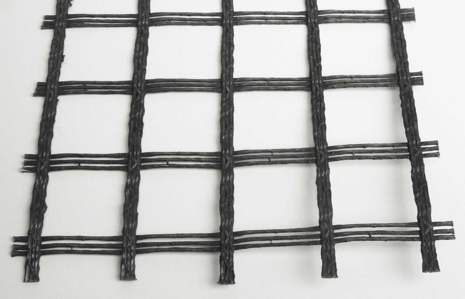 Kautschutiertes Gewebe, sog. Geogitter, Foto siehe Anlage,
- laut Antrag als Meterware auf Rollen (Breite 5 m; Länge 100 m),
- aus einem gitterartigen Kettengewirke (= Gewebe im Sinne des Kapitels 59) aus laut Antrag 100 % Polyester 
  (synthetische Chemiefasern),
- beidseitig laut Antrag mit synthetischem Kautschuk (Styrol-Butadien) getränkt,
- kein Reifencordgewebe,
- laut Antrag mit einem Quadratmetergewicht von weniger als 1500 g,
- kein Flächenerzeugnis im Sinne der Anmerkung 4 c) zu Kapitel 59 aus parallel liegenden und miteinander
  durch Kautschuk verklebten Garnen aus Spinnstoffen,
- zur Verwendung z. B. als Hangschutz und Erosionssicherung.

"Kautschutiertes Gewebe, anderes als solche der Position 5902, anderes als in der Unterposition 5906 10 
 genannte, aus Gewirken"