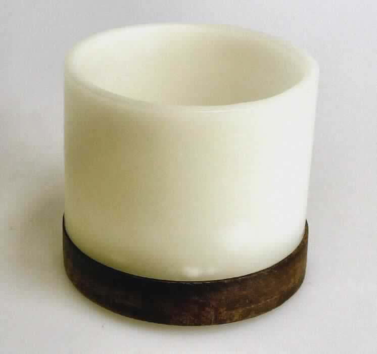 Sog. Windlicht (s. Foto) als zusammengesetzte Ware, im Wesentlichen bestehend aus einem hohlen zylindrischen Wachskörper mit einer Höhe von 9 cm und einem Durchmesser von 13 cm. Darin befindet sich ein Kunststoffnapf (Durchmesser ca. 5,7 cm) zur Aufnahme, z. B. eines Jumboteelichtes. 
Das Windlicht ist auf einem 2,5 cm hohen Holzteller fest aufgebracht.
In beleuchtetem Zustand wird der Wachskörper von innen erhellt.
Der Bestandteil aus Wachs ist hinsichtlich des Umfangs und  der Bedeutung für die Verwendung  charakterbestimmend.
Hinweise auf eine Handarbeit liegen nicht vor.

Die beschriebene Ware ist als "geformte Ware aus Wachs, anderweit weder genannt noch inbegriffen, nicht handgearbeitet" einzureihen.