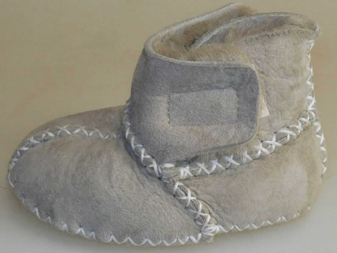 Babyschühchen (lt. Antrag: "Lammfellbabyschuhe", Foto siehe Anlage)
- mit Laufsohlen aus Pelzfell,
- mit knöchelbedeckendem Oberteil aus Pelzfell,
- mit Klettverschluss

"Schuhe mit Laufsohlen und Oberteil aus Pelzfellen"