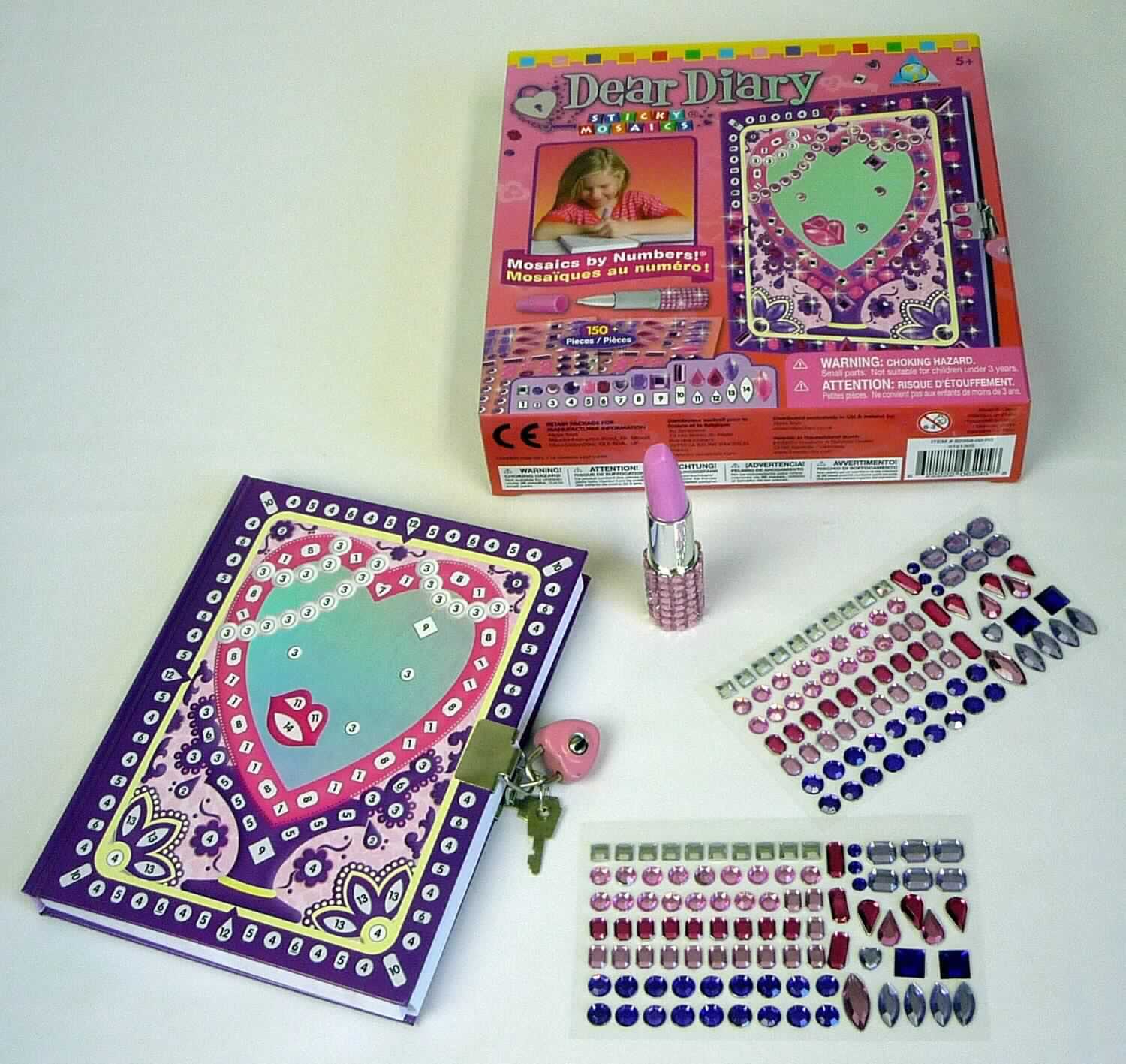 Bei der vorgelegten, als "Dear Diary" bezeichneten Ware handelt es sich um eine Zusammenstellung der nachstehend beschriebenen Waren, die gemeinsam mit einer Gebrauchsanleitung in einem bedruckten Karton aus Pappe verpackt sind:

1. Ein gebundenes Tagebuch (Format etwa 14,0 x 18,0 cm, am vorderen und
    hinteren Deckel mit einer Verschlussvorrichtung aus unedlem Metall versehen, 
    durch die das Buch mit der unter 2. beschriebenen Ware verschlossen werden 
    kann). Es enthält im Wesentlichen 120 Blätter aus Papier zum 
    handschriftlichen Eintragen von Notizen, die beidseitig im Wesentlichen mit 
    Schreiblinien bedruckt sind. Der Vorderdeckel ist mit 144 kleinen Feldern bedruckt, 
    die unterschiedlich geformt (z. B. kreisrund, quadratisch, tropfenförmig) sowie 
    mit den Ziffern 1, 2, 3, 4, 5, 6, 7, 8, 9, 10, 11, 12, 13 oder 14 nummeriert 
    sind und mit den unter 4. beschriebenen Waren beklebt werden sollen.

2. Ein herzförmiges Vorhängeschloss aus unedlem Metall mit zwei an einem 
    Drahtring aus unedlem Metall befestigten Schlüsseln. Im Zeitpunkt der Einfuhr 
    verschließt das Vorhängeschloss das unter 1. beschriebene Tagebuch. 

3. Ein etwa 9,5 cm langer Kugelschreiber mit einem mit Schmucksteinen aus 
    Kunststoff verzierten Kunststoffgehäuse und einer Mine mit schwarzer 
    Schreibpaste, der mit einer etwa 3,4 cm langen Schutzkappe versehen ist. Der 
    Kugelschreiber mit aufgesetzter Schutzkappe erinnert aufgrund seiner 
    besonderen Gestaltung vom äußeren Erscheinungsbild her an einen 
    Lippenstift und ist in einem Tütchen aus Kunststofffolie verpackt.

4. Insgesamt 184 selbstklebende, facettiert gearbeitete Strasssteine aus
    Kunststoff, die sich aufgrund ihrer unterschiedlichen Formen, Abmessungen 
    und Farben in 14 Sorten aufteilen lassen und abziehbar auf zwei rechteckigen 
    Zuschnitten aus Kunststofffolien aufgebracht sind. Sie sind gemeinsam mit 
    einem Papiereinleger in einem Kunststofftütchen verpackt.

Abbildung siehe Anlage. 

Derartige Waren gehören als "andere Tagebücher, ohne Kalendarium, aus Papier und Pappe" zum TARIC-Code 4820 10 90 00, da es sich zolltarifrechtlich um eine Warenzusammenstellung in Aufmachung für den Einzelverkauf handelt, deren wesentlicher Charakter im Hinblick auf den Umfang und die Bedeutung für die Verwendung durch die unter 1. beschriebene Ware bestimmt wird, bei der es sich zolltarifrechtlich um eine aus verschiedenen Stoffen zusammengesetzte Ware handelt, deren wesentlicher Charakter im Hinblick auf den Umfang durch das Papier und die Pappe bestimmt wird.