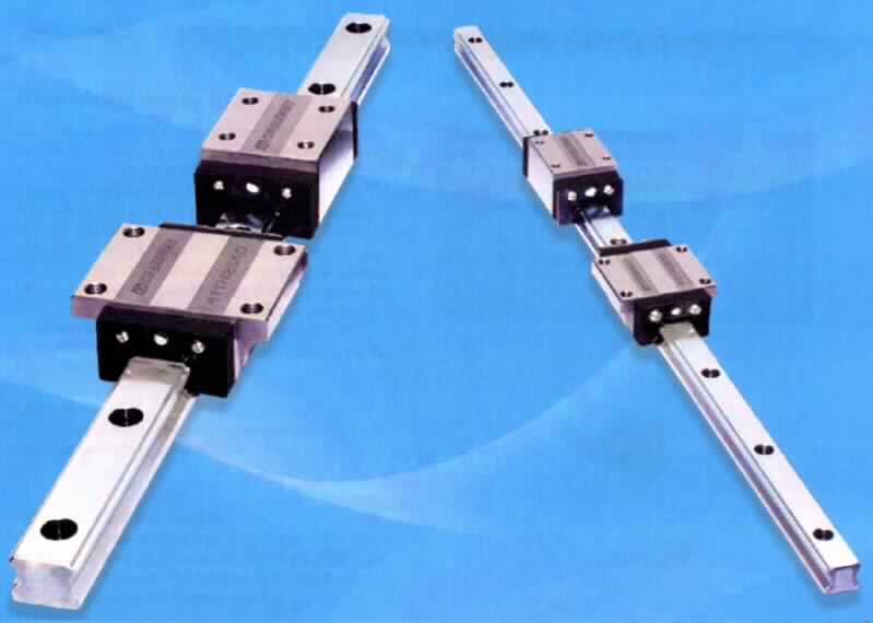 Linearführung mit Profilschiene der Serie 400, (siehe Abbildung),
in unterschiedlichen Größen,
bestehend aus einer speziell geformten Führungsschiene aus unedlem Metall mit beidseitiger Nut zur Führung von Kugeln, mit Montagebohrungen 
sowie einem sog. Schlitten oder auch Laufwagen, bestehend aus einem vierkantigen Grundkörper mit beidseitig je zwei seitlich integrierten Kugel-Reihen (Wälzkörpern) in speziellgeformten Bahnen, mit Montagebohrungen
zur Verwendung allgemein im Maschinen- und Gerätebau (z.B. Fertigungs-, Montagemaschinen, Messgeräte, Robotersysteme) zur präzisen und reibungsarmen Bewegung von linear verfahrbaren Maschinenorganen.

Die Ware ist als "Wälzlager, Kugellager, nicht mit einem größten äußeren Durchmesser von 30 mm oder weniger" einzureihen.