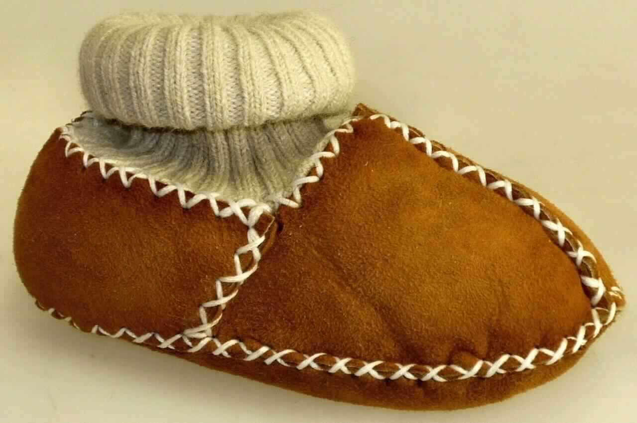Babyschühchen (lt. Antrag: "Lammfellbabyschuhe", Foto siehe Anlage)
- mit Laufsohlen aus Pelzfell,
- mit knöchelbedeckendem Oberteil aus Pelzfell (den größten Teil der Außenfläche bildend) und Spinnstoff,
- an der Einschlupföffnung umgeschlagen

"Schuhe mit Laufsohlen und Oberteil aus Pelzfellen"