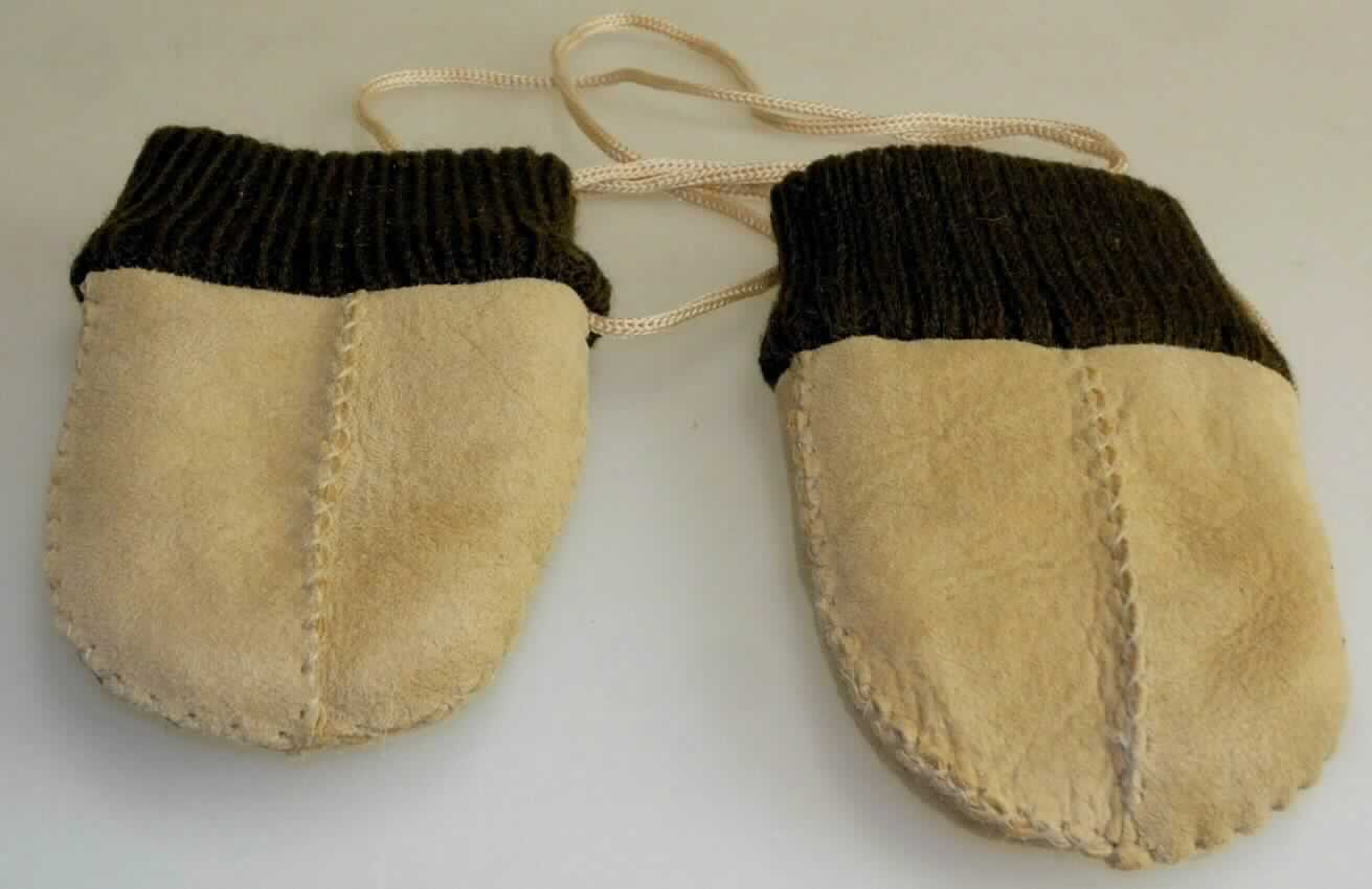 Bekleidungszubehör aus Pelzfellen, sog. Babyfäustlinge, Abbildung siehe Anlage, 
- in Form von Fausthandschuhen für Babys, ohne Daumen, 
- aus verschiedenen Stoffen zusammengesetzte Ware, bestehend aus: 
- - gewachsenem, mit dem Haarkleid gegerbtem Lammfell, wobei die Fellseite das Innere und die Lederseite 
    die Außenseiten der Handschuhe bildet, 
- - Spinnstoffgewirken in Form einer ca. 4 cm breiten angenähten Stulpe, 
- nach dem Umfang und aufgrund des Wertes bestimmt das Pelzfell den wesentlichen Charakter der 
  zusammengesetzten Ware,
- die Handschuhe sind an der Stulpe mit einer Spinnstoffkordel (Länge ca. 120 cm) verbunden.

"Bekleidungszubehör (Handschuhe), aus Pelzfellen von Schafen"