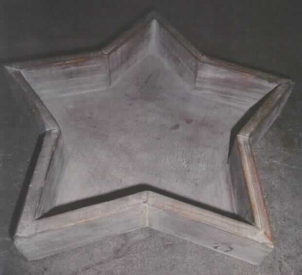 Dekoartikel Holz-Tablett "Stern", Art.-Nr.: 220.728-734    
- Innenausstattungsgegenstand in Form einer sternförmigen Schale aus Holzfaserplatten (MDF,
  lt. Antragsteller), mit leicht weißlicher Lackierung in Holzstruktur (Maserung), 
  Durchmesser ca. 30 cm,
- zur Aufnahme von Dekorationsmaterial,
- zur Ausstattung von Innenräumen.
(Abbildung siehe Anlage)

"Innenausstattungsgegenstand aus Holz, kein Holz mit Einlegearbeit, nicht aus tropischem Holz im Sinne der Zusätzlichen Anmerkung 2 zu Kapitel 44, sog. Dekoartikel Holz-Tablett Stern"