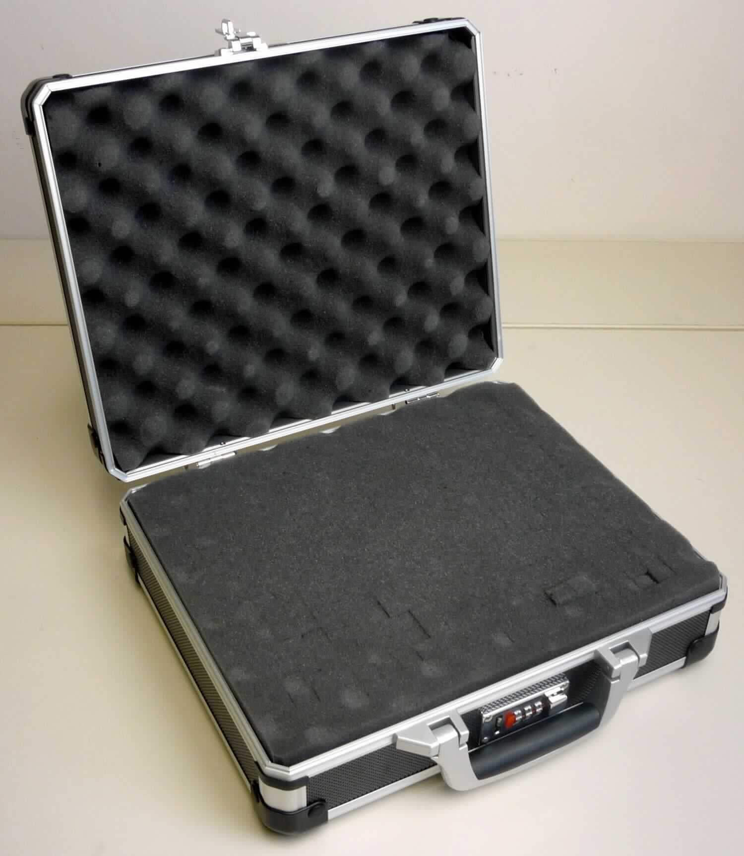 Handkoffer, sog. Instrumenten-, Messgeräte- oder Kamerakoffer, Foto siehe Anlage,
- mit einer Außenseite aus schwarz gefärbter Kunststofffolie (noppenartig geprägt), 
- - auf einer Unterkonstruktion aus entsprechend zugeschnittenen Holzfaserplatten aufgeklebt,
- mit einem Rahmen aus Aluminium und Eckverstärkungen aus Kunststoff, 
- mit einem Handtragegriff,
- mit einem Zahlenschloss,
- innen mit herausnehmbaren Schaumkunststoffplatten ohne spezielle Aussparungen ausgekleidet, 
- in den Abmessungen: ca. 35 cm (B) x 30 cm (T) x 14 cm (H),
- zum Transport von Messgeräten, Instrumenten oder Kameras vorgesehen.

"Handkoffer, mit Außenseite aus Kunststofffolien"