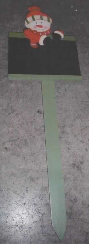 Es handelt sich um eine rechteckige Tafel zum Beschreiben (Artikel-Nr.: 220.710), welche an einem angespitzten Stiel aus Kiefernholz (Abmessungen insgesamt ca. 10 x 38 cm) angebracht ist. Die Tafel ist mit einem Schneemann mit Pudelmütze, Schal und Bekleidung mit Besatz dekoriert. Die Tafel ist auf der Vorderseite mit einer schwarzen Schreibfläche versehen und zum Beschreiben mit Kreide bestimmt.

Eine Einreihung als Festartikel kommt aufgrund des eigenen Gebrauchswertes der Ware nicht in Betracht.

Das Erzeugnis ist als "Tafel zum Schreiben" einzureihen.