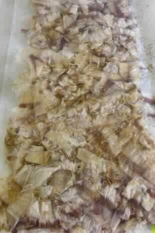 Nach den Angaben der Antragstellerin handelt es sich bei dem vorgelegten Fischprodukt um so genanntes "Katsuobushi". Dabei werden Fischfilets der Art Katsuwonus pelamis (Echter Bonito) gekocht, geräuchert, getrocknet und mit einem Pilz behandelt. Die Fischfilets sind in dünne Flocken geschnitten, wobei die Struktur des Fischfleisches erkennbar ist.

Zolltarifrechtlich handelt es sich um zubereitete Fischstücke, jedoch nicht fein zerkleinert, von Fischen der Art Katsuwonus pelamis (Echter Bonito), andere als in den Unterpositionen 1604 1411 bis 1604 1416 genannt, nicht haltbar gemacht.