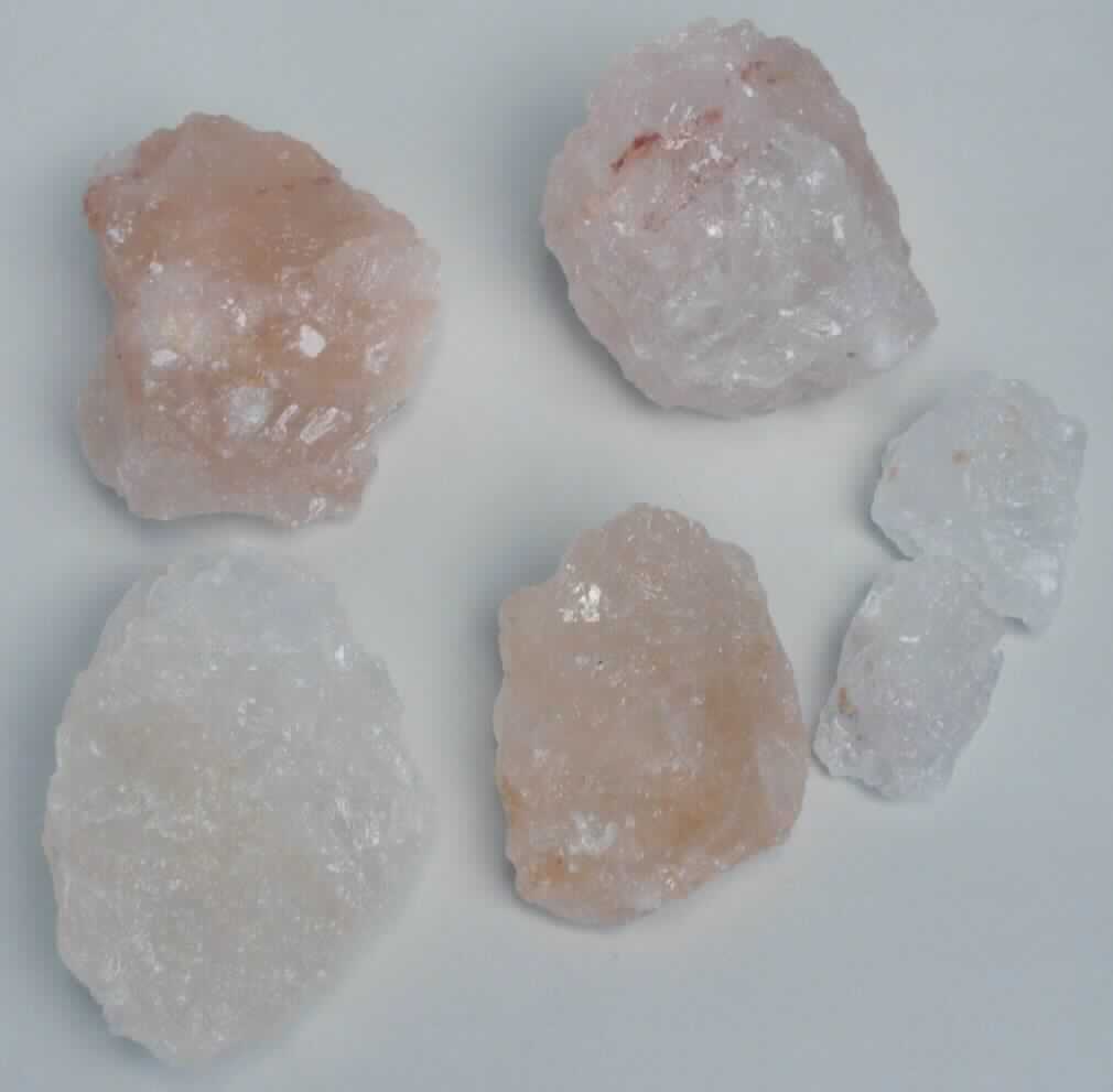 Angaben: Handelsbezeichnung: Kristallsalz Himalaya - Warenart: natürlicher Rohstoff als Salz in kristalliner Form / in roher Form als Salzbrocken von 500 g bis 1.500 kg - Verwendungszweck: unverändert 1:1 als Fütterungssalz und Lebensmittelsalz.

Feststellungen: Äußere Beschaffenheit des vorgelegten Warenmusters (Teilprobe): überwiegend rötlich-orangefarbene, unregelmäßig geformte, kristalline, harte, kleine Gesteinsbrocken - Analyse: Trockenmasse (105°C): 99,9 %; Natriumchlorid (AAS (Na) / bez. auf Trockenmasse): < 97 %; Chlorid-Nachweis: positiv.

Befund: Nach dem Ergebnis der Untersuchung besteht die Ware aus dem natürlichen Mineral Halit [Steinsalz, Natriumchlorid (NaCl)]. Die Ware ist zolltariflich nicht als Speisesalz anzusehen, da sie die Anforderungen des Codex-Standards für Speisesalz (150-1985) hinsichtlich des Mindestgehaltes an Natriumchlorid (nicht weniger als 97% in der Trockenmasse) nicht erfüllt und sie entgegen der Verbrauchererwartung eine gesteinsbrockenförmige äußere Beschaffenheit aufweist. Der Verbraucher erwartet nach hiesiger Auffassung bei Speisesalz ein feinkristallines Pulver oder ein grobkristallines Granulat (Körnung). Außerdem steht der Einreihung als Speisesalz die weitere Verwendungszweck-Angabe "Fütterungssalz" entgegen. 

Hinweise: Die Ware wurde hinsichtlich der Einreihung in den Zolltarif begutachtet. Der Befund entbindet nicht von der Verpflichtung, bei der Einfuhr die lebensmittelrechtlichen und sonstigen die Verkehrsfähigkeit der Ware betreffenden Bestimmungen zu beachten.

-