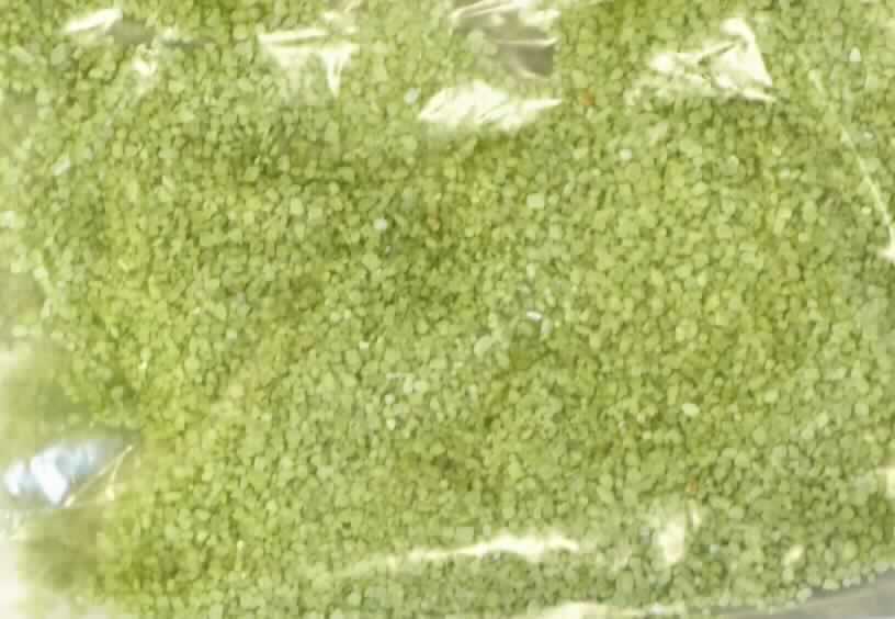 Angaben: Warenbezeichnung: gefärbter Sand, Art.Nr.GLB075152 - Material: Calcit/Kalkspat - Herstellung: komplette Steine werden abgebaut, dann zu kleinen Steinen gehauen und zu verschiedenen Größen von Sand vermahlen. 

Feststellungen: Äußere Beschaffenheit des vorgelegten Warenmusters: grünes, feines, splittförmiges Granulat - Korngröße: ca. 1 - 2 mm.

Die Angaben der Antragstellerin werden als zutreffend unterstellt.  

Befund: Danach handelt es sich zolltariflich bei dem Sand um eine Körnung von Naturstein, künstlich gefärbt, der Position 6802 des Zolltarifs.