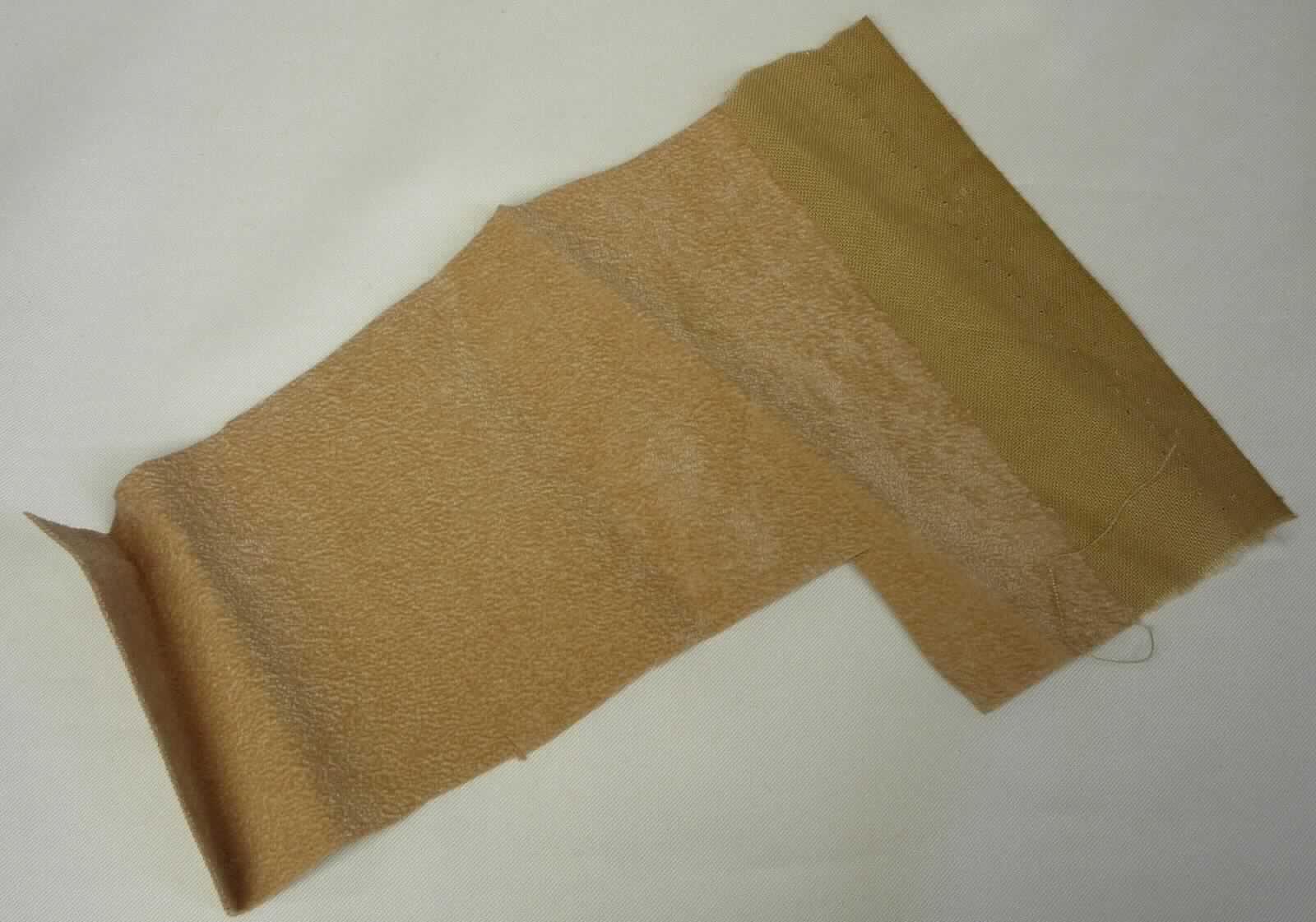 Gewebe, sog. Gewebefutterstoff Corallo beige, Art. 8840085,
- Samt nachahmend,
- laut Antrag:
-- als Meterware, mit einer Breite von mehr als 30 cm,
-- aus einem einfarbigen Gewebe aus Baumwolle, 
-- auf der ganzen Oberfläche mit Klebstoff (ohne eingebettete Kügelchen) bestrichen und anschließend (nicht 
   musterbildend) mit einer Schicht Scherstaub aus Viskose (künstliche Chemiefasern) beflockt,
-- der Überzug ist mit bloßem Auge wahrnehmbar.

"Gewebe, anderes als in den Positionen 5901 bis 5906 genannte, überzogen, ohne in Klebstoff eingebettete
 Kügelchen"