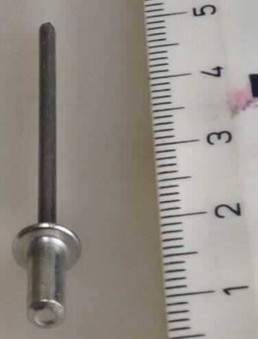 Es handelt sich um etwa 40 mm lange Erzeugnisse, bestehend aus einem einseitig geschlossenen Nietkörper mit Bund aus Aluminium und einem in den Nietkörper gesteckten Dorn aus Stahl (Antragstellerangaben). 
Die Erzeugnisse dienen zur unlösbaren Verbindung (Verpressen) von verschiedenen Materialien. Hierzu wird der Dorn mit Hilfe einer speziellen Zange in den Nietkörper gezogen wodurch dieser gestaucht wird. Nach der abgeschlossenen Verformung bricht der Dorn an einer Sollbruchstelle ab. Der Restdorn befindet sich in der Zange und wird entsorgt.

Abbildung siehe Anlage.

Derartige Erzeugnisse gehören als "andere Hohlniete aus unedlen Metallen" zur Codenummer 8308 2000 90 0 des Elektronischen Zolltarifs.