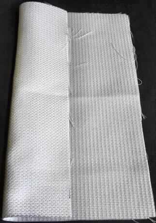 Gewebe, sog. Struktura (Stoffmuster) 125 weiß, Foto siehe Anlage,
- als Meterware,
- laut Antrag mit einer Breite von ca. 140 cm,
- laut Untersuchungsergebnis:
-- aus ungezwirnten, nicht hochfesten Garnen aus texturierten, synthetischen
   Filamenten (laut Antrag aus Polyester),
-- roh (nicht weiß gefärbt),
-- in Musterbindung.

"Gewebe aus Garnen aus synthetischen Filamenten, andere als in den Unterpositionen 
 5407 10 bis 5407 44 genannte, mit einem Anteil an texturierten Polyester-Filamenten 
 von mehr als 85 GHT, roh (nicht weiß gefärbt)"