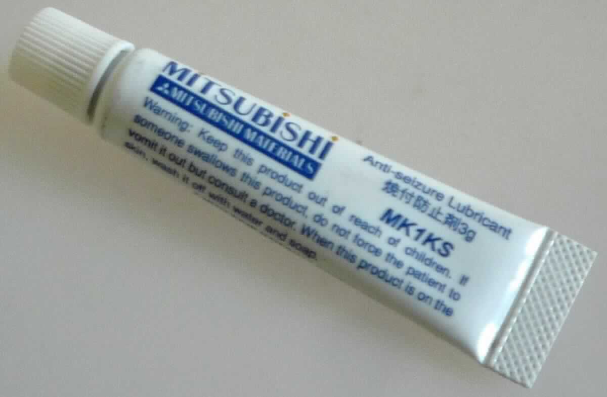 Angaben:
Kupferpaste bestehend aus metallischem Kupferpulver eingebettet in Silikonfett oder PTFE-Masse, wirkt korrosionsabweisend und dient als Gleitmittel für Gewinde. Kupferpaste liegt Wendeplattenwerkzeugen bei und ist als Hilfsmittel lieferbar. Sorten: MK1K (S)

Warenbeschaffenheit:
Zähflüssige, kupferfarbene Paste in Plastiktube (3 g) mit Schraubverschluss.

Befund:
Zubereitetes Schmiermittel, mit einem Gehalt an Erdöl oder Öl aus bituminösen Mineralien von weniger als 70 GHT