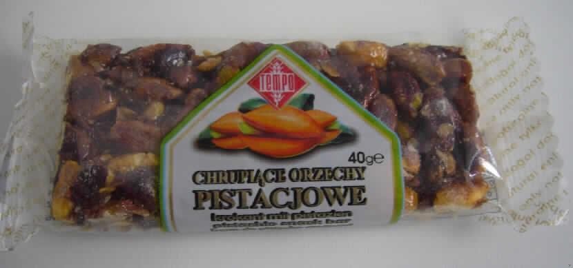 Pistazienriegel.

Antragsangaben (als zutreffend unterstellt): Krokant mit Pistazien 40 g, Pistachio Snack Bar 40 g, Chrupiace orzechy Pistacjowe 40 g. Zutaten: 67 % Pistazien, 22 % Zucker, 11 % Glucose. Hersteller: TEMPO.

Warenbeschaffenheit: ca. 10 x 4,5 x 1,3 cm großer Riegel aus Pistazienkernen, dünn mit einer Krokantschicht überzogen, knusprig, süß, karamellisiert, nach gerösteten Pistazien schmeckend. Verpackung: in transparenter, bedruckter Schlauchfolie verpackt. 

Früchte, Nüsse und andere genießbare Pflanzenteile, in anderer Weise zubereitet oder haltbar gemacht, auch mit Zusatz von Zucker, anderen Süßmitteln oder Alkohol, anderweit weder genannt noch inbegriffen, Schalenfrüchte, Erdnüsse und andere Samen, auch miteinander vermischt, keine Erdnüsse, in unmittelbaren Umschließungen mit einem Gewicht des Inhalts von 1 kg oder weniger, keine tropischen Nüsse, geröstete Nüsse, Pistazien.
