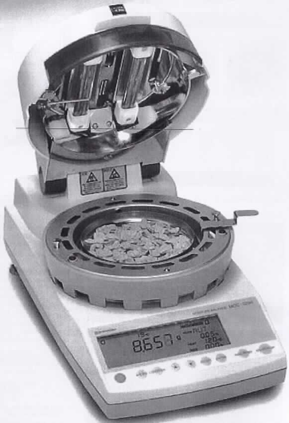 Die sog. Analysewaage in Form eines kombinierten Gerätes besteht im Wesentlichen aus einem 220 x 415 x 190 (mit geschlossenem Deckel) mm (B x Tx H) messenden Gehäuse, mit LC-Display und Bedienelementen, einem runden Probenteller mit einem Durchmesser von 130 mm, der auch Wiegefläche ist, und einem schließbaren Deckel mit integriertem Heizstrahler.
Mit dem Gerät wird der Feuchtegehalt von Waren wie bsp. Cerealien bestimmt. Dazu wird der Probenteller befüllt und der Deckel geschlossen. Durch die Wärme des Heizstrahlers verdunstet die Feuchtigkeit. Der Verlust der Feuchtigkeit wird sowohl durch Wiegen nach dem "Vorher-Nachher-Prinzip", als auch prozentual durch Ermittlung des Grads der Verdunstung ermittelt. Das Gerät ermittelt durch Wiegen nach dem "Vorher-Nachher-Prinzip" den Feuchteverlust mit einer Genauigkeit von 0,001 Gramm und errechnet den prozentualen Verdunstungsgrad. 
Der Hauptzweck des Geräts und damit charakterbestimmend in Bezug auf die Verwendung, ist das Wiegen von Waren.

Die Ware wird als "Waage, mit einer Empfindlichkeit feiner als 50 mg" eingereiht.