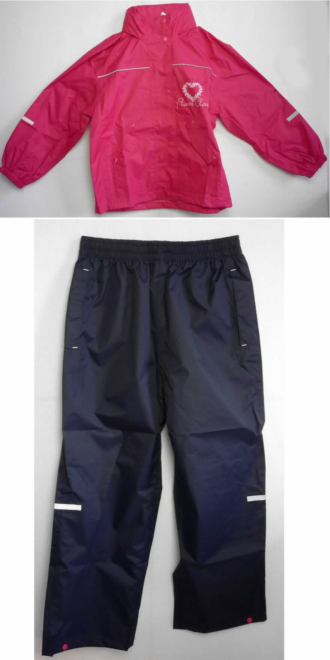 Anorak und lange Hose, sog. Kinder Regenanzug für Mädchen, Art. 288144, Größe 128, Foto siehe Anlage,
- als zweiteilige Zusammenstellung; gemeinsam in einem Polybeutel mit Pappeinleger verpackt,
- aus verschiedenen ca. 0,1 mm dicken, einfarbigen Geweben aus laut Antrag 100% Polyester (synthetische 
  Chemiefasern), die Gewebe sollen laut Antrag einseitig mit Kunststoff bestrichen sein, ein Bestreichen mit 
  Kunststoff ist jedoch mit bloßem Auge nicht wahrnehmbar (keine Meterware der Position 5903; somit keine
  Ware der Position 6210),
- keine Kombination, da nicht aus ein und demselben Flächenerzeugnis hergestellt, somit getrennte Einreihung,
- lange Hose:
-- in der Taille abschließend; mit einem elastischen Taillenbund,
-- ohne Öffnung und ohne Verschluss, ohne Hinweise auf den Trägerkreis (unisex),
-- mit zwei seitlichen Eingriffstaschen mit Patten mit Klettverschluss,
-- mit knöchellangen Hosenbeinen, mit aufgenähten, reflektierenden Streifen,
-- an den Beinabschlüssen durch Umschlagen und Festnähen gesäumt und mit Druckknöpfen zu verengen,
-- keine Arbeits- und Berufskleidung.

"Lange Hose aus Geweben, für Mädchen, aus synthetischen Chemiefasern, keine Arbeits- und Berufskleidung, 
 nicht nach dem Batik-Verfahren handbedruckt"